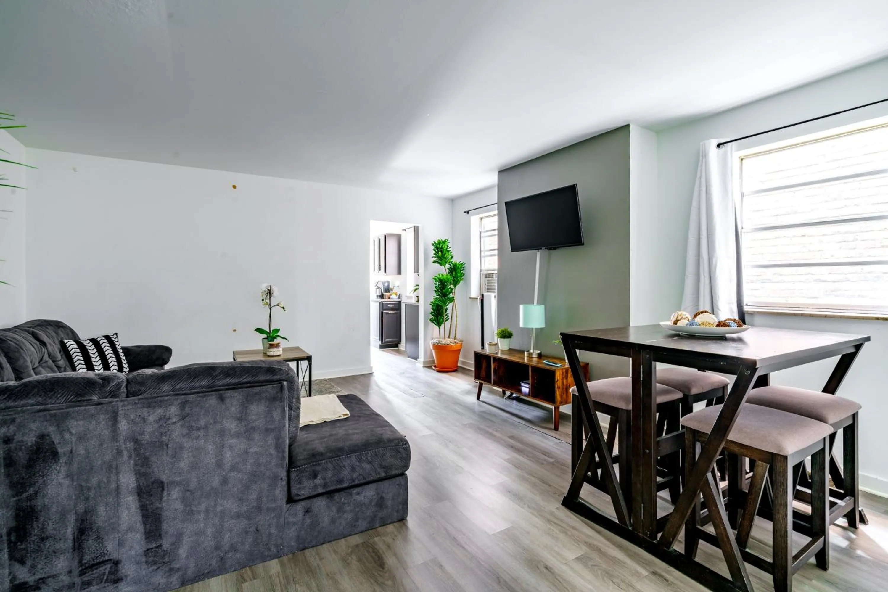 Communal lounge/ TV room in Jungle House Modern Lofts - Arena District & Short North