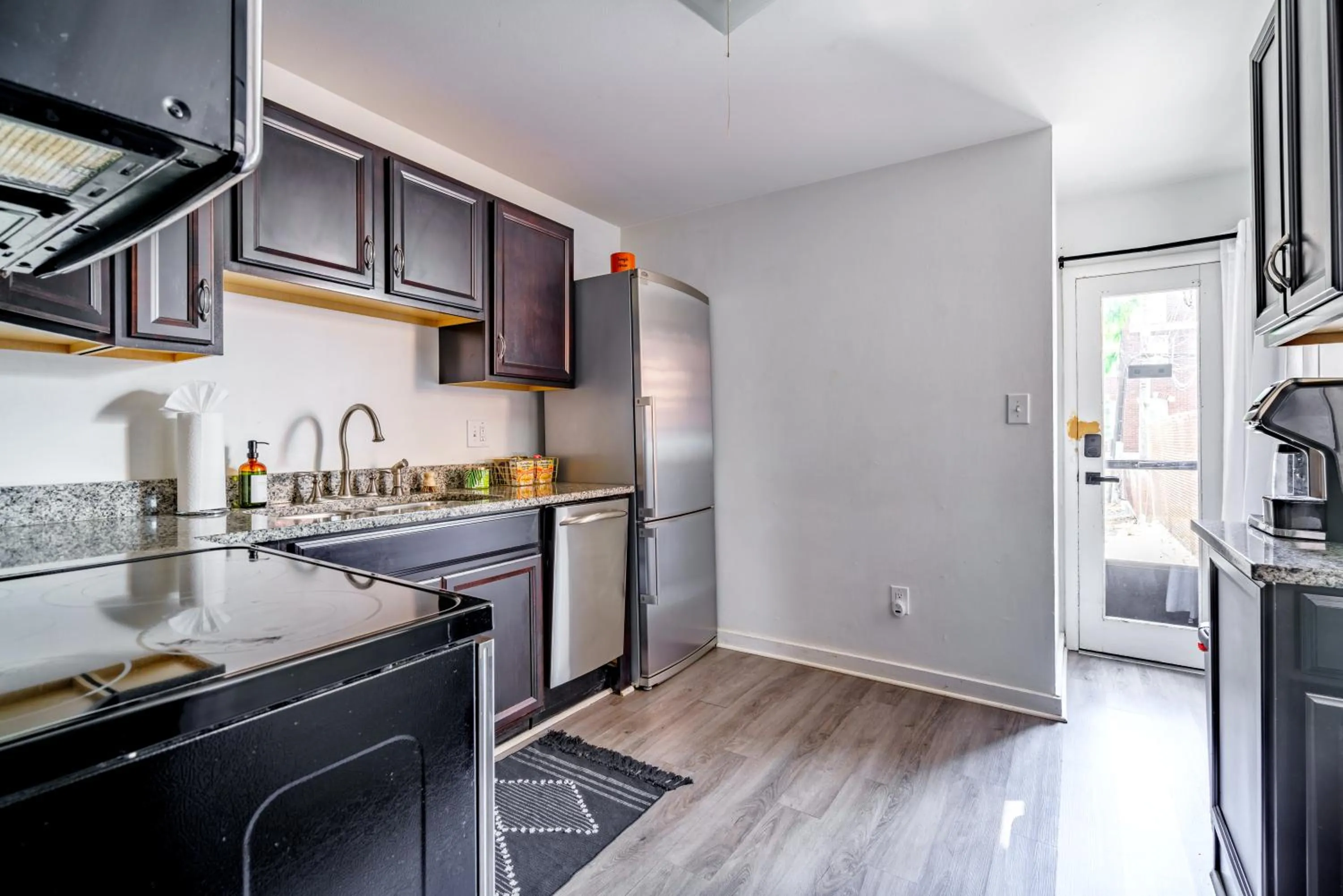 Kitchen or kitchenette in Jungle House Modern Lofts - Arena District & Short North