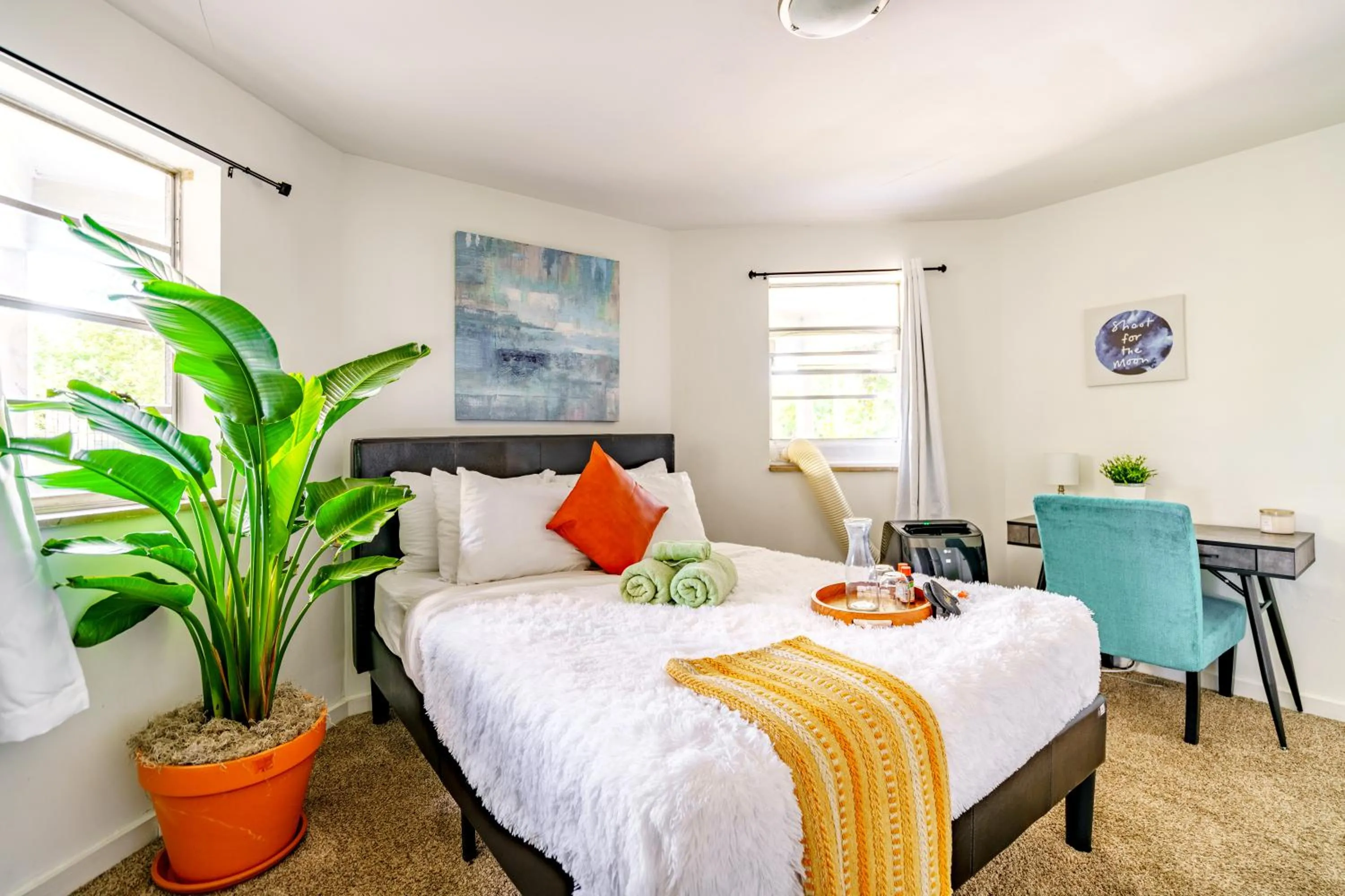 Bed in Jungle House Modern Lofts - Arena District & Short North