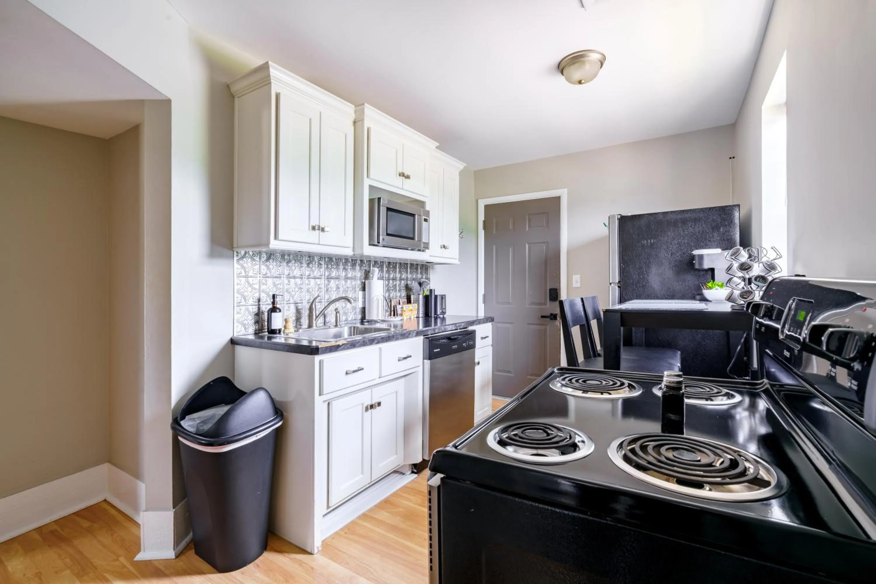 Kitchen or kitchenette in Jungle House Modern Lofts - Arena District & Short North