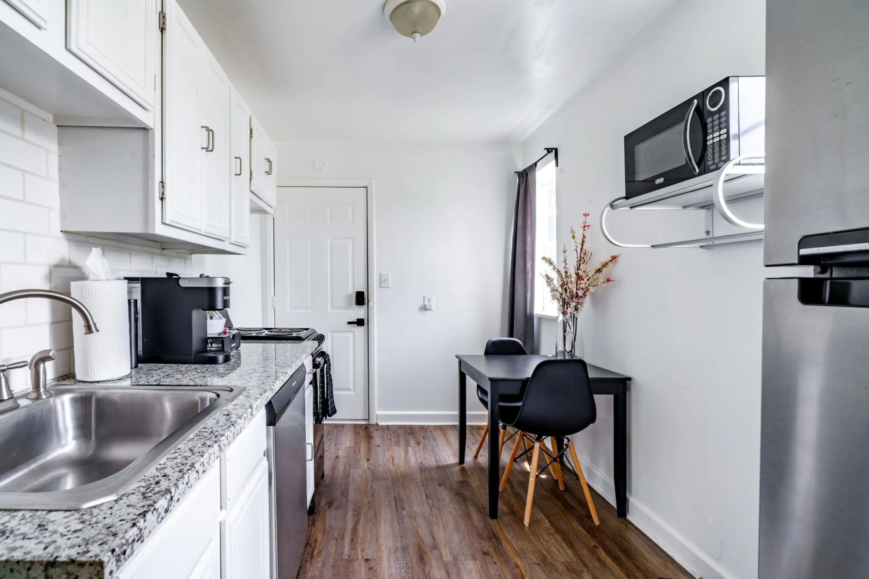 Kitchen or kitchenette in Jungle House Modern Lofts - Arena District & Short North