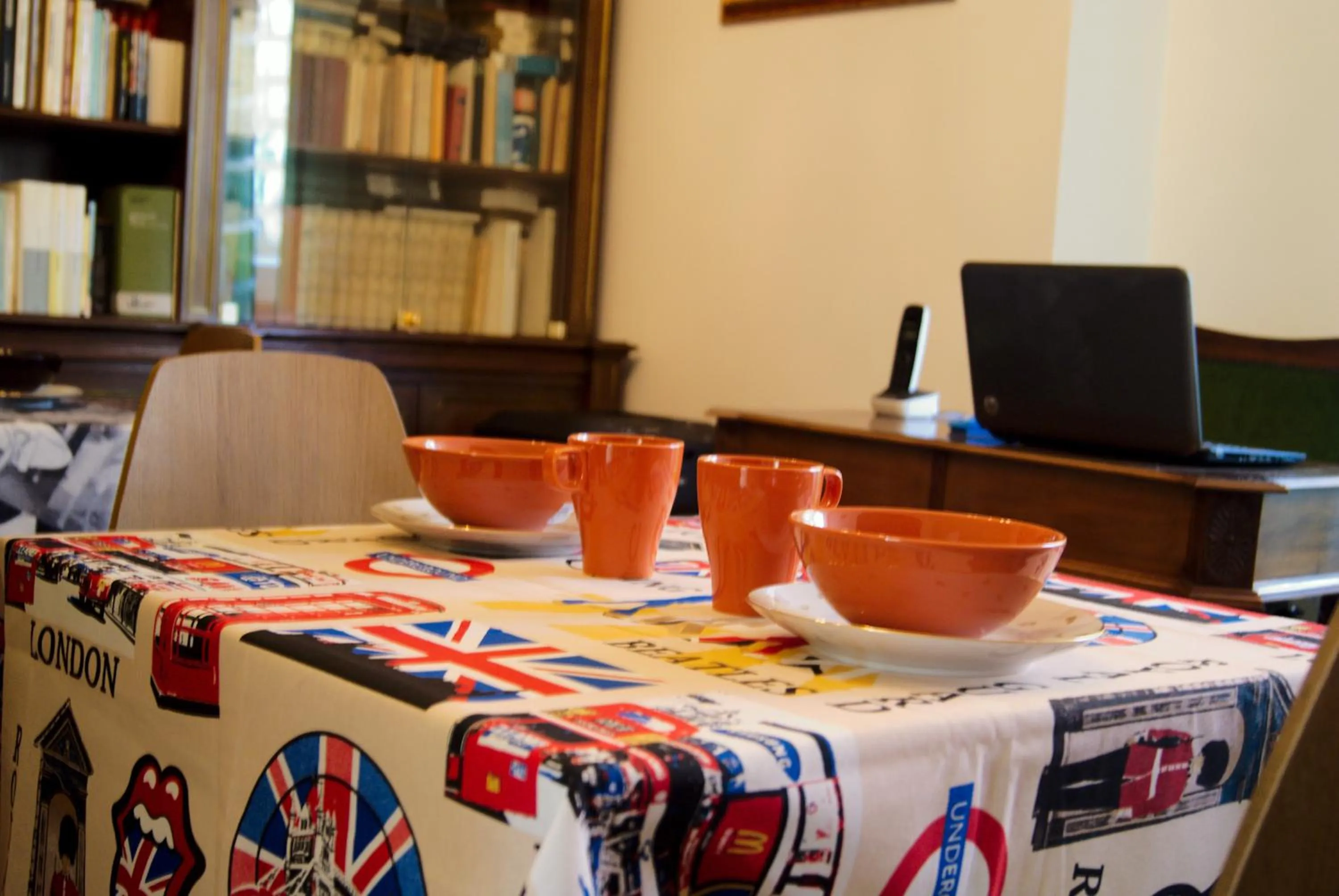 Communal lounge/ TV room in B&B Bibliotechina