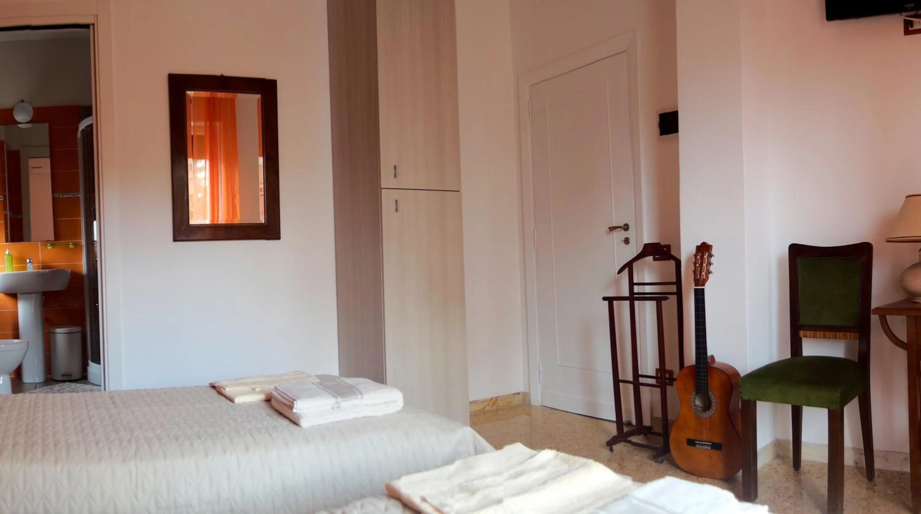 Photo of the whole room, Bed in B&B Bibliotechina