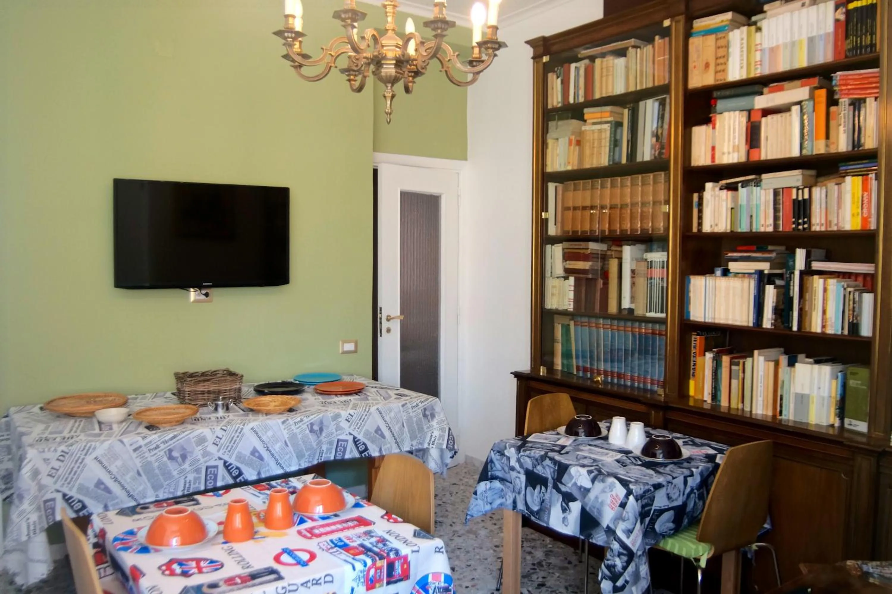 Communal lounge/ TV room, Bed in B&B Bibliotechina