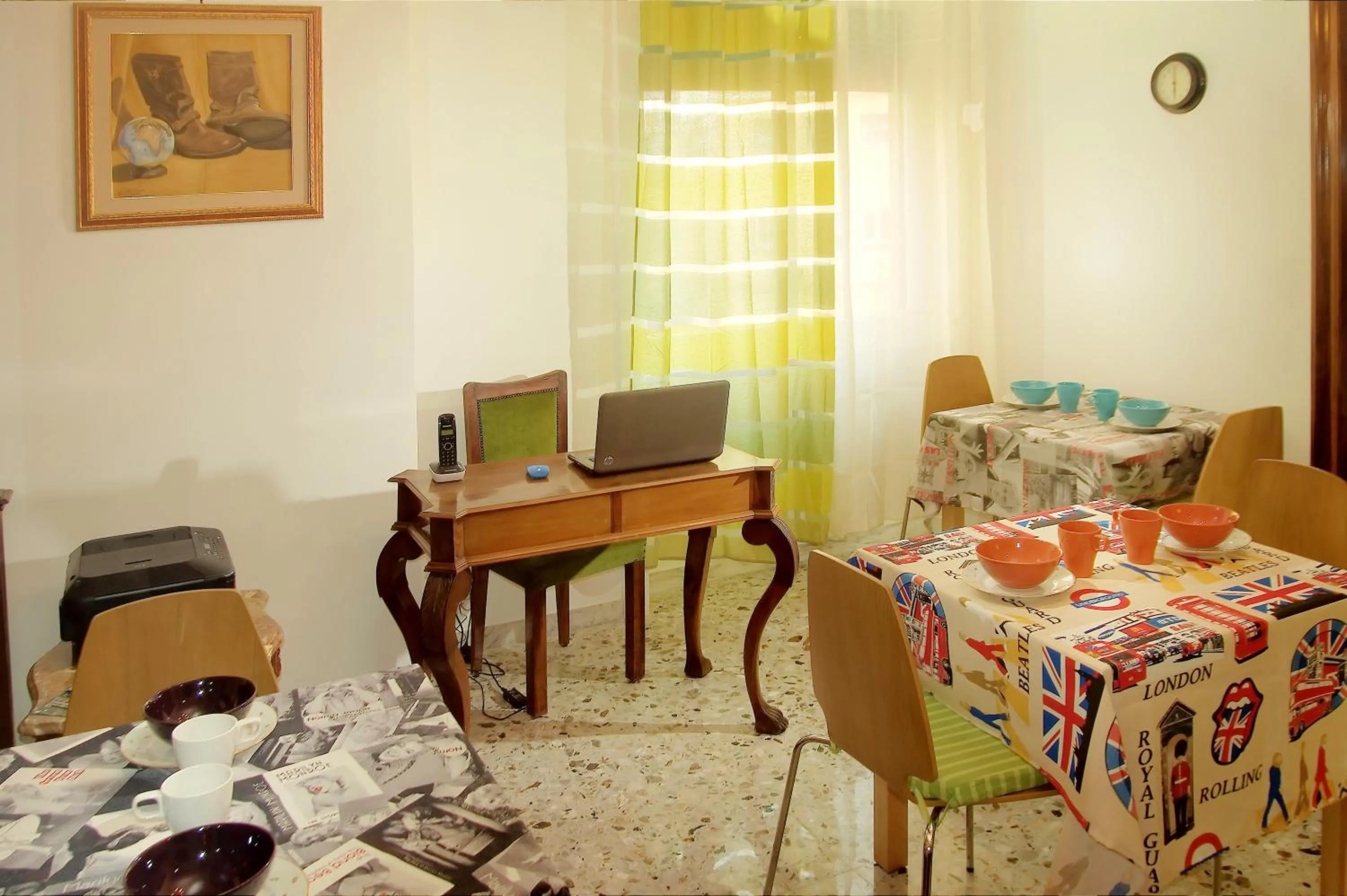 Communal lounge/ TV room in B&B Bibliotechina