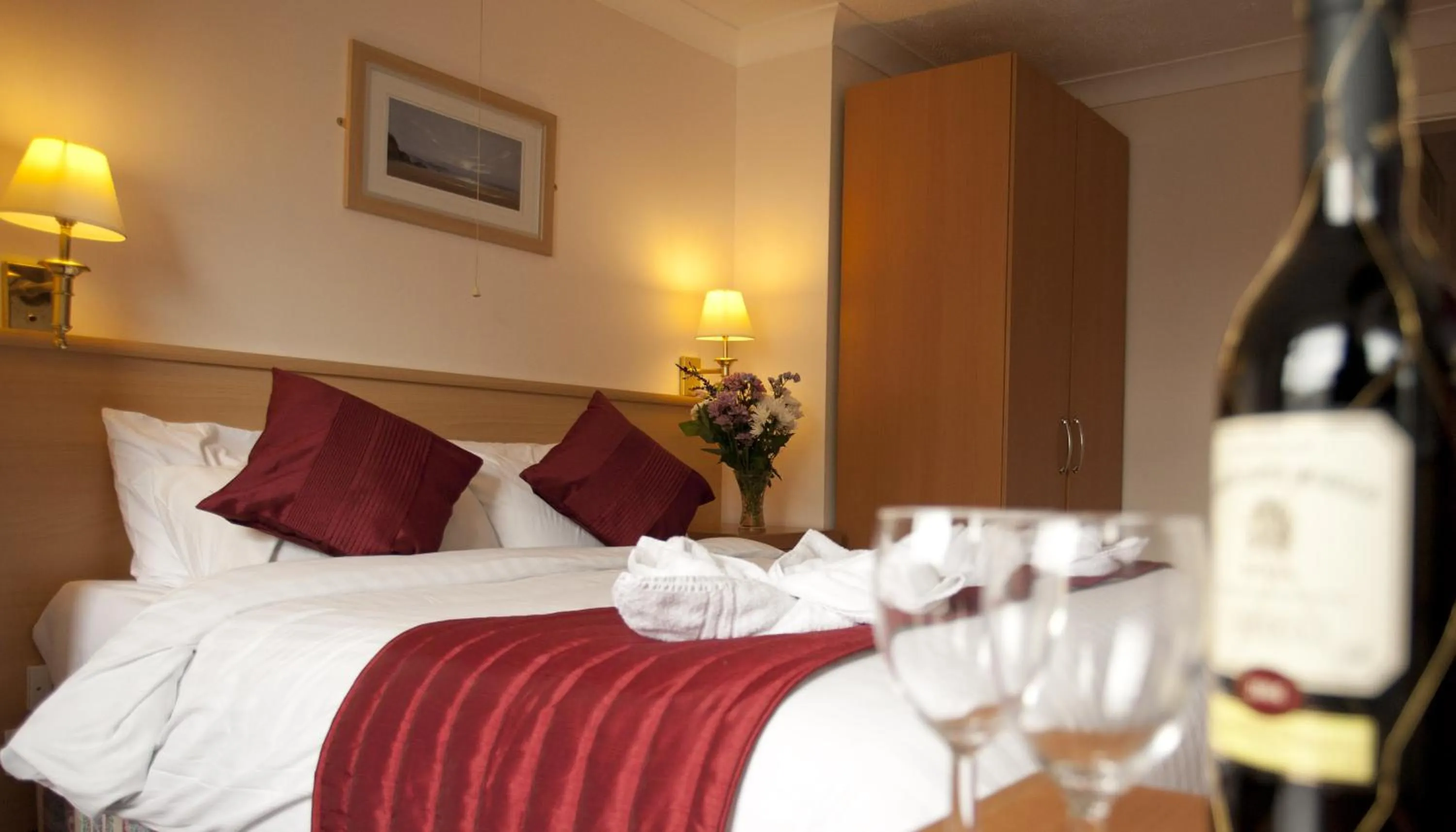 Alcoholic drinks, Bed in Denewood Hotel
