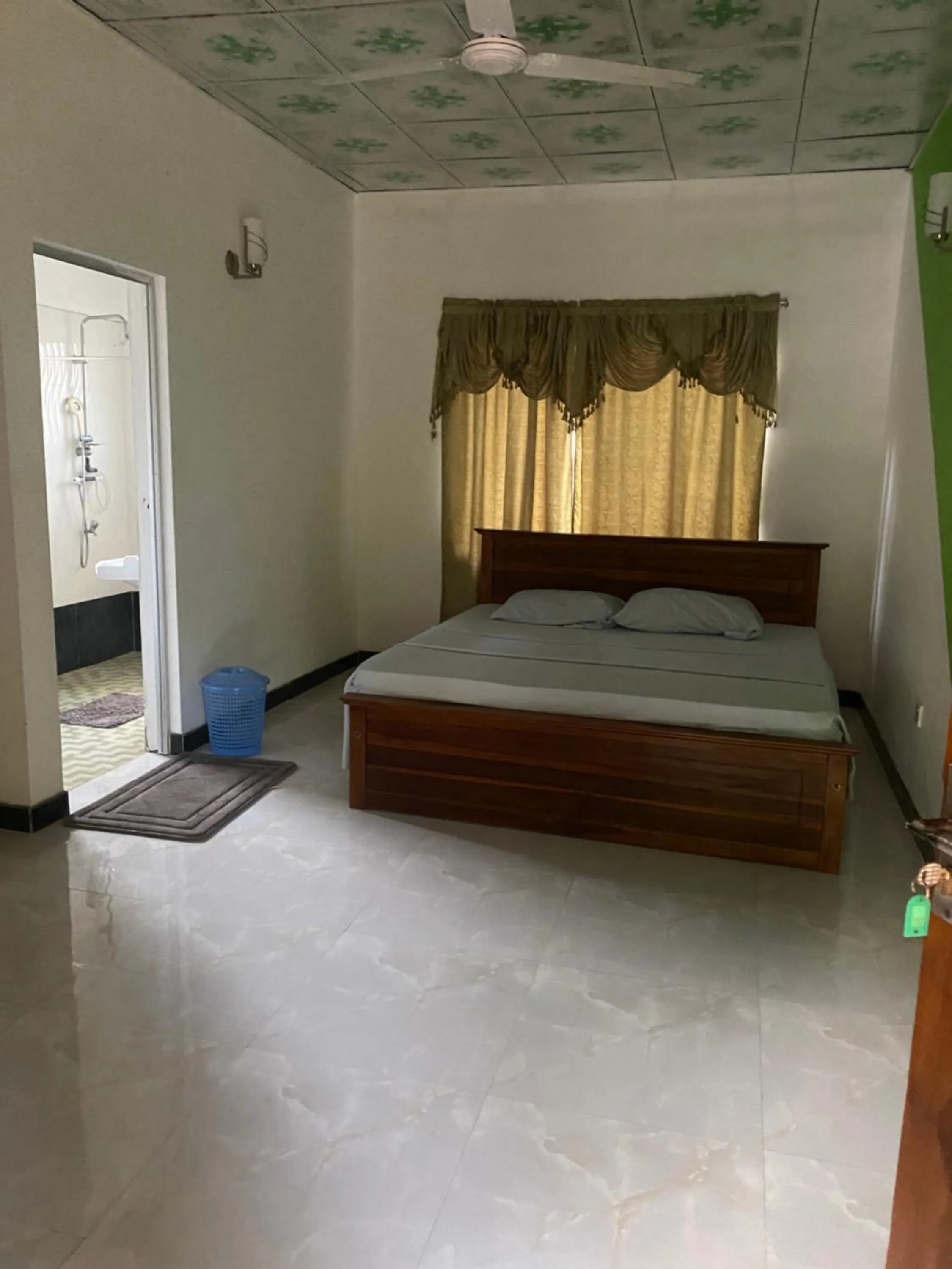 Bed in Island Breeze Inn