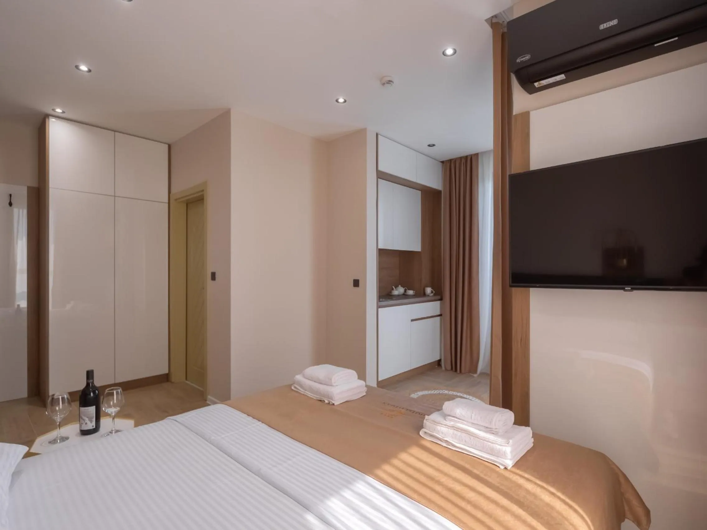 TV and multimedia, Bed in Hotel Diman