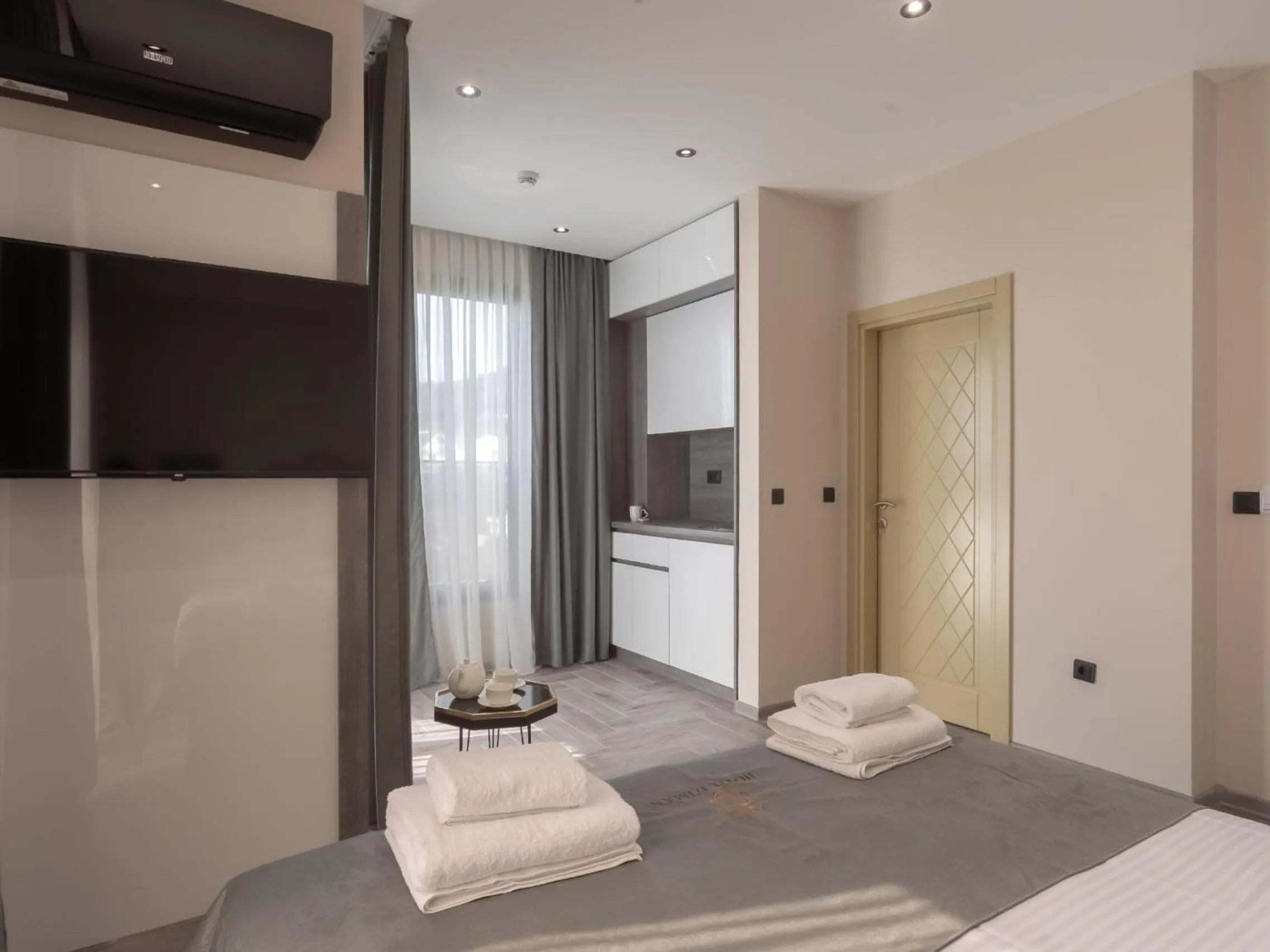 Kitchen or kitchenette, Bed in Hotel Diman