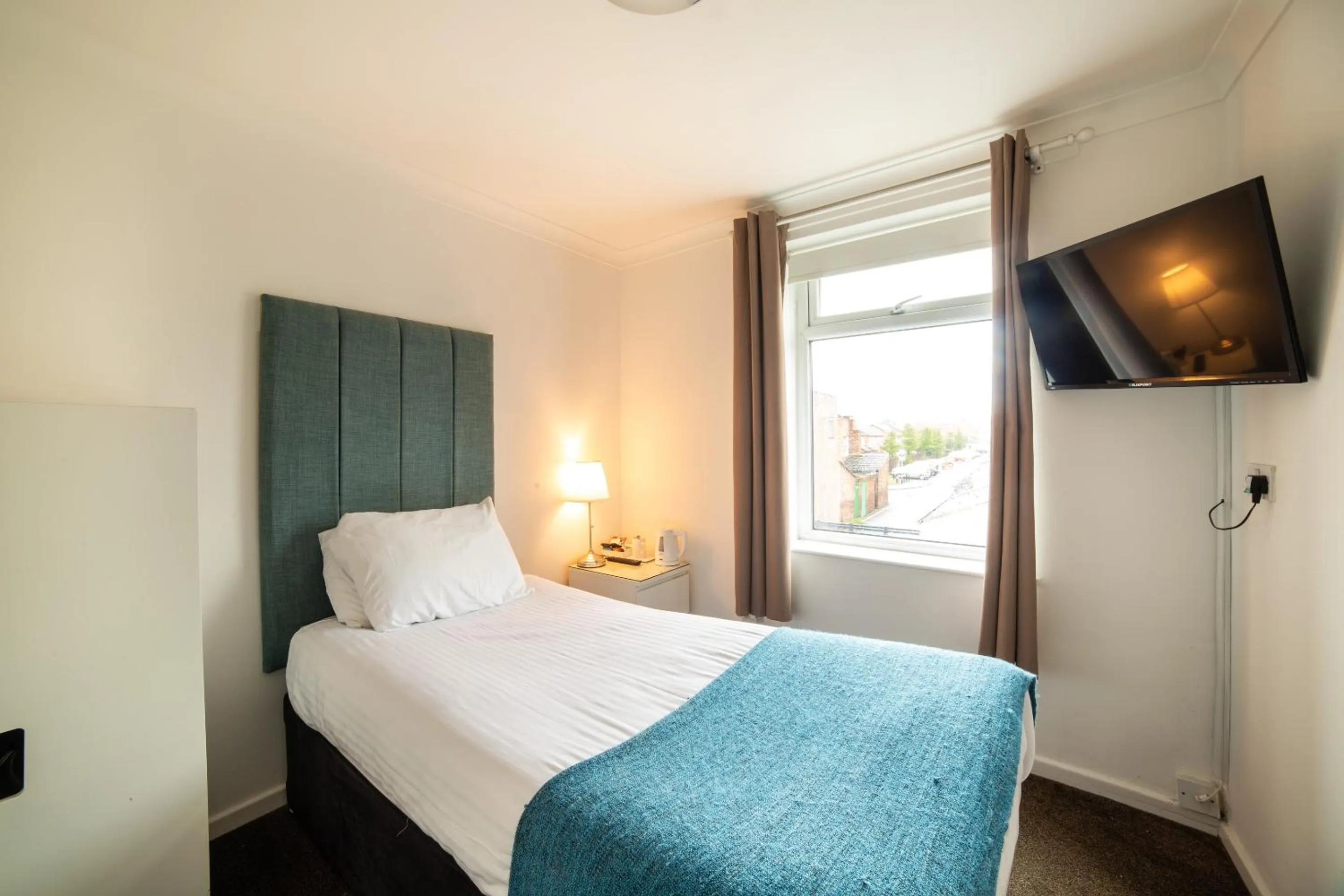 Bedroom, Bed in The Douglas Hotel