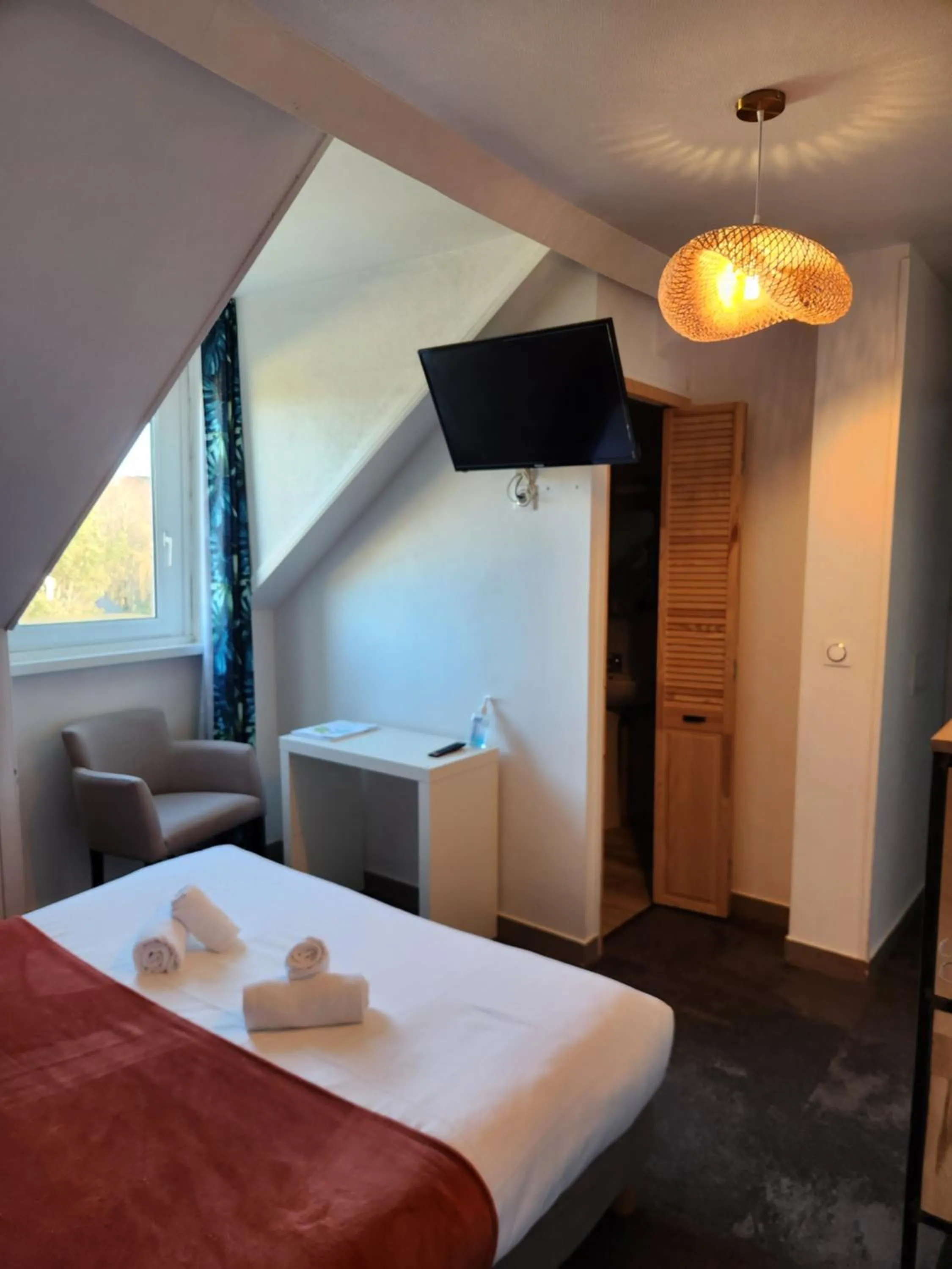 Bedroom, Bed in Le petit Montmartre