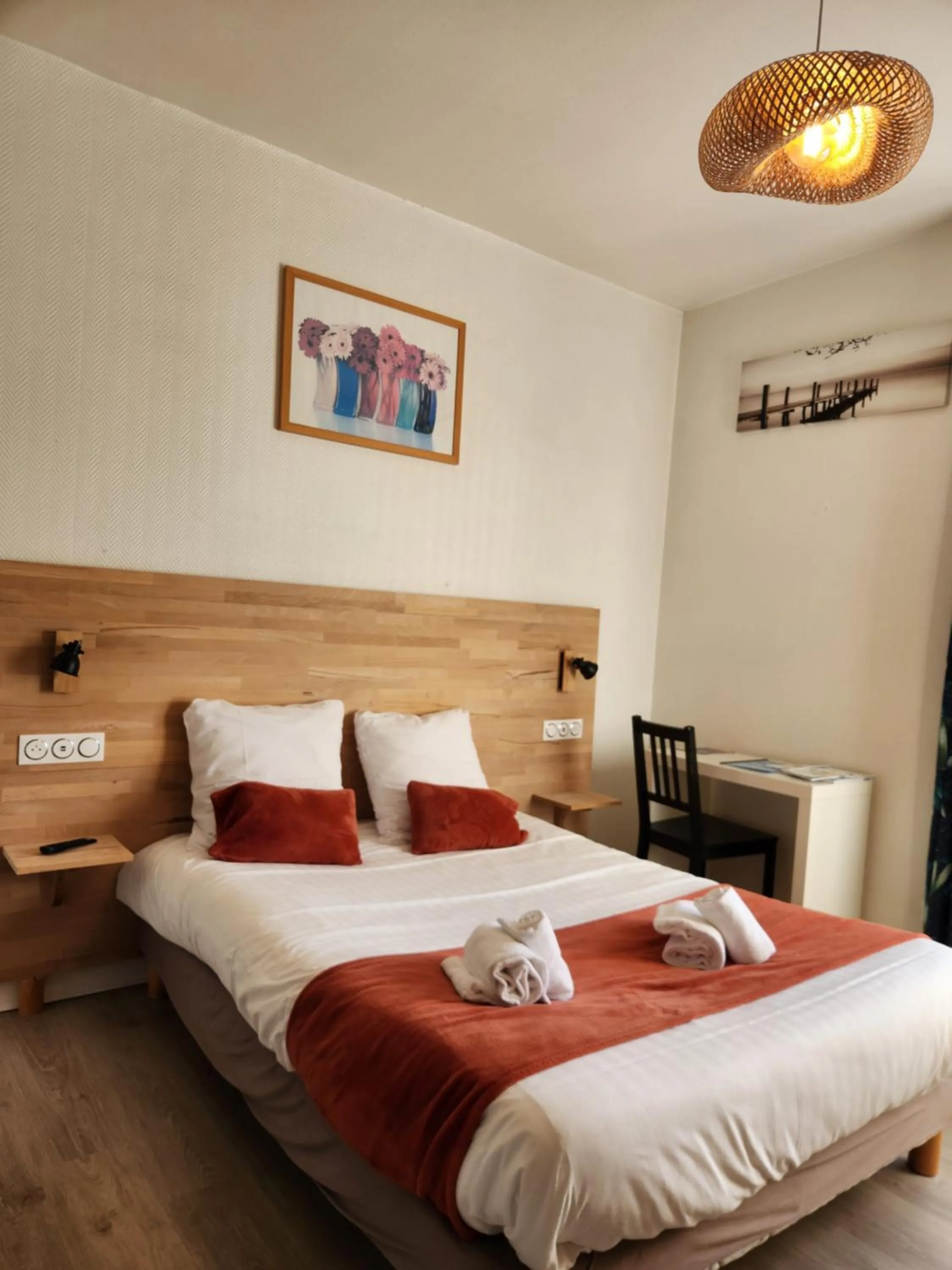 Bedroom, Bed in Le petit Montmartre