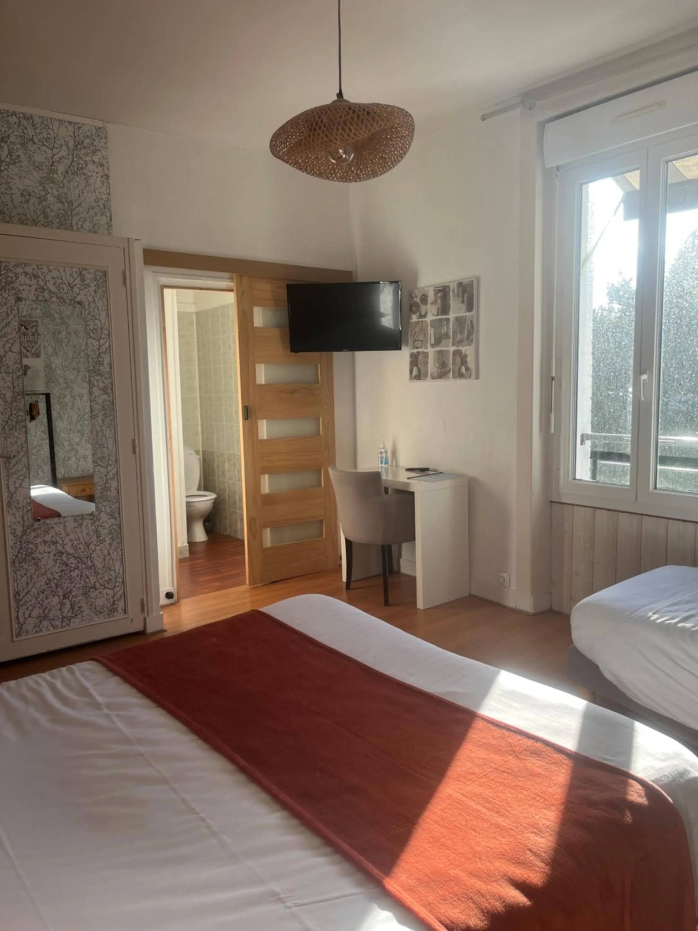 Bedroom, Bed in Le petit Montmartre