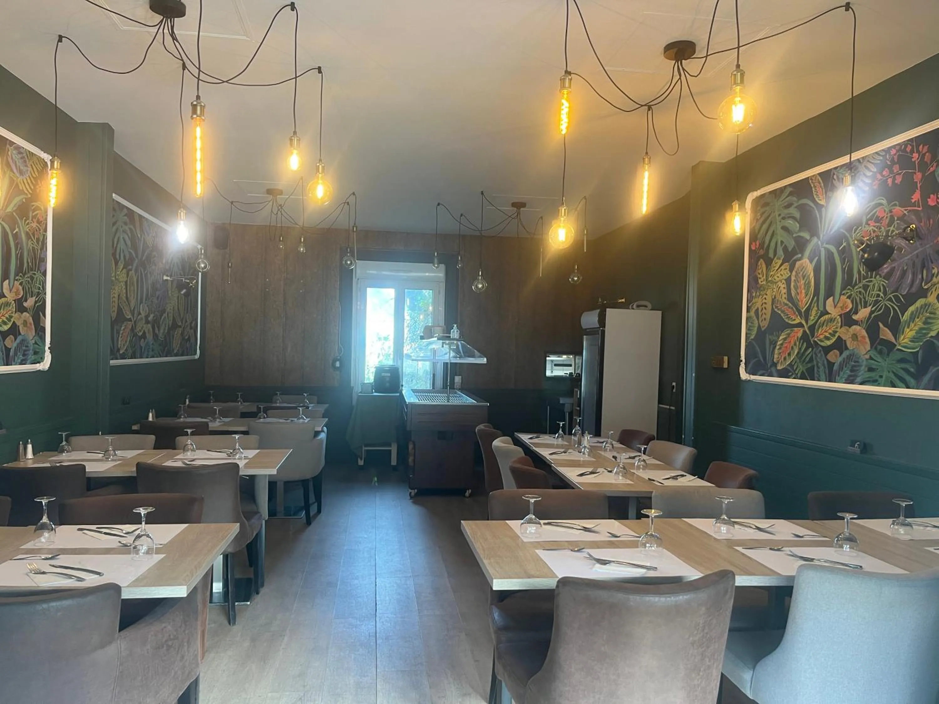 Restaurant/places to eat in Le petit Montmartre