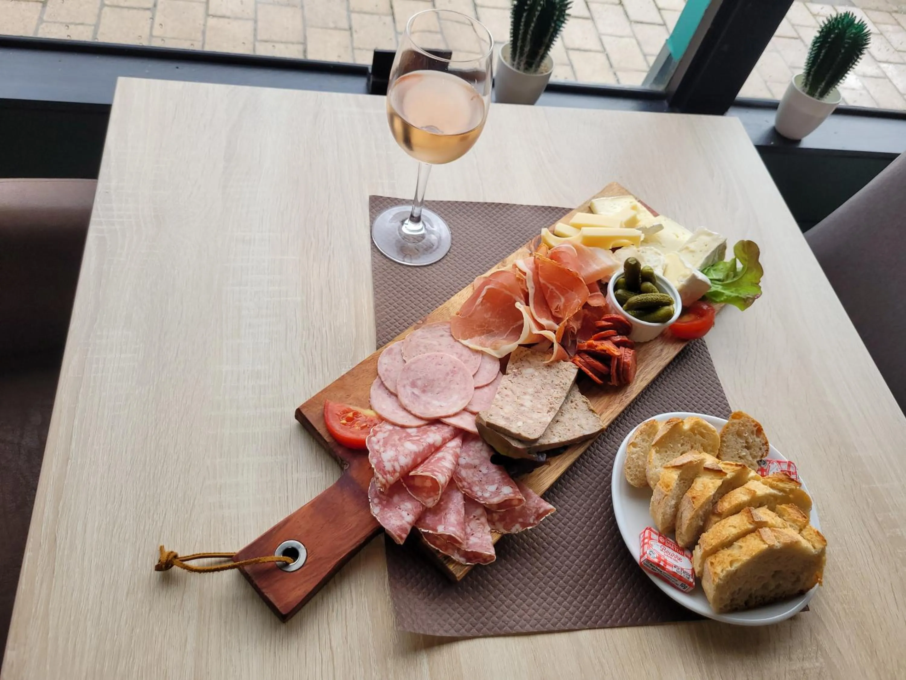 Restaurant/places to eat in Le petit Montmartre