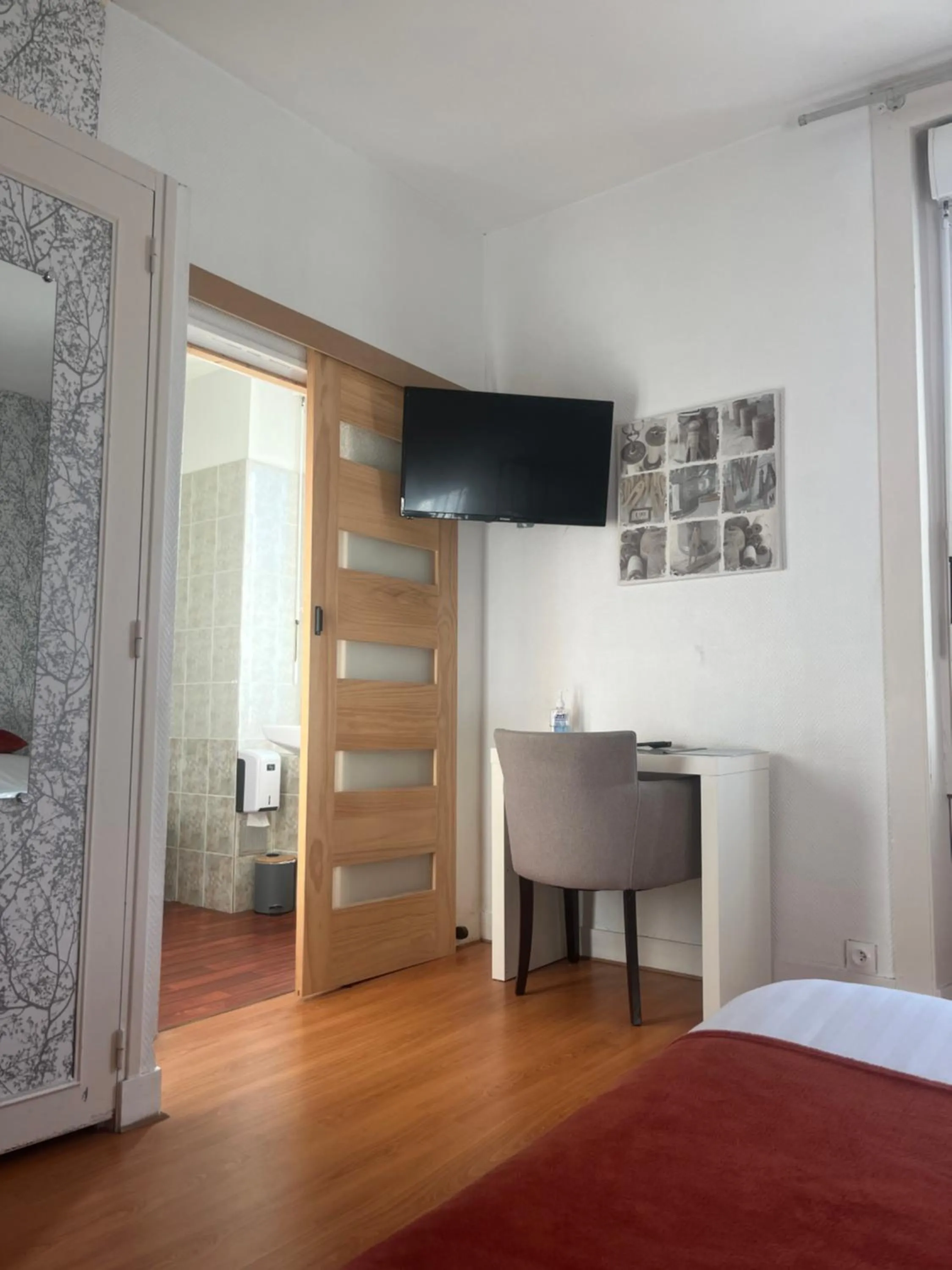 Bedroom, Bed in Le petit Montmartre