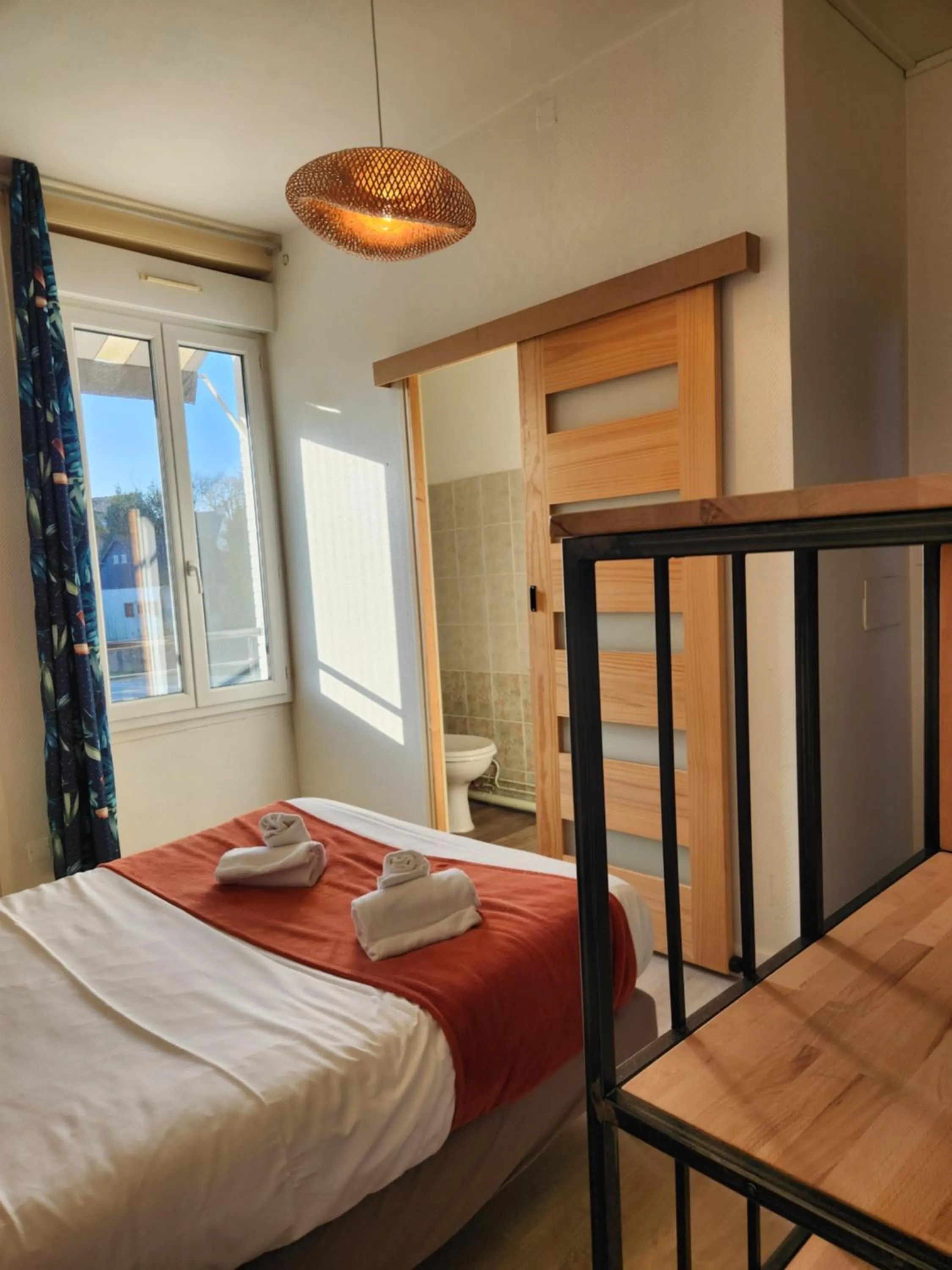 Bedroom, Bed in Le petit Montmartre