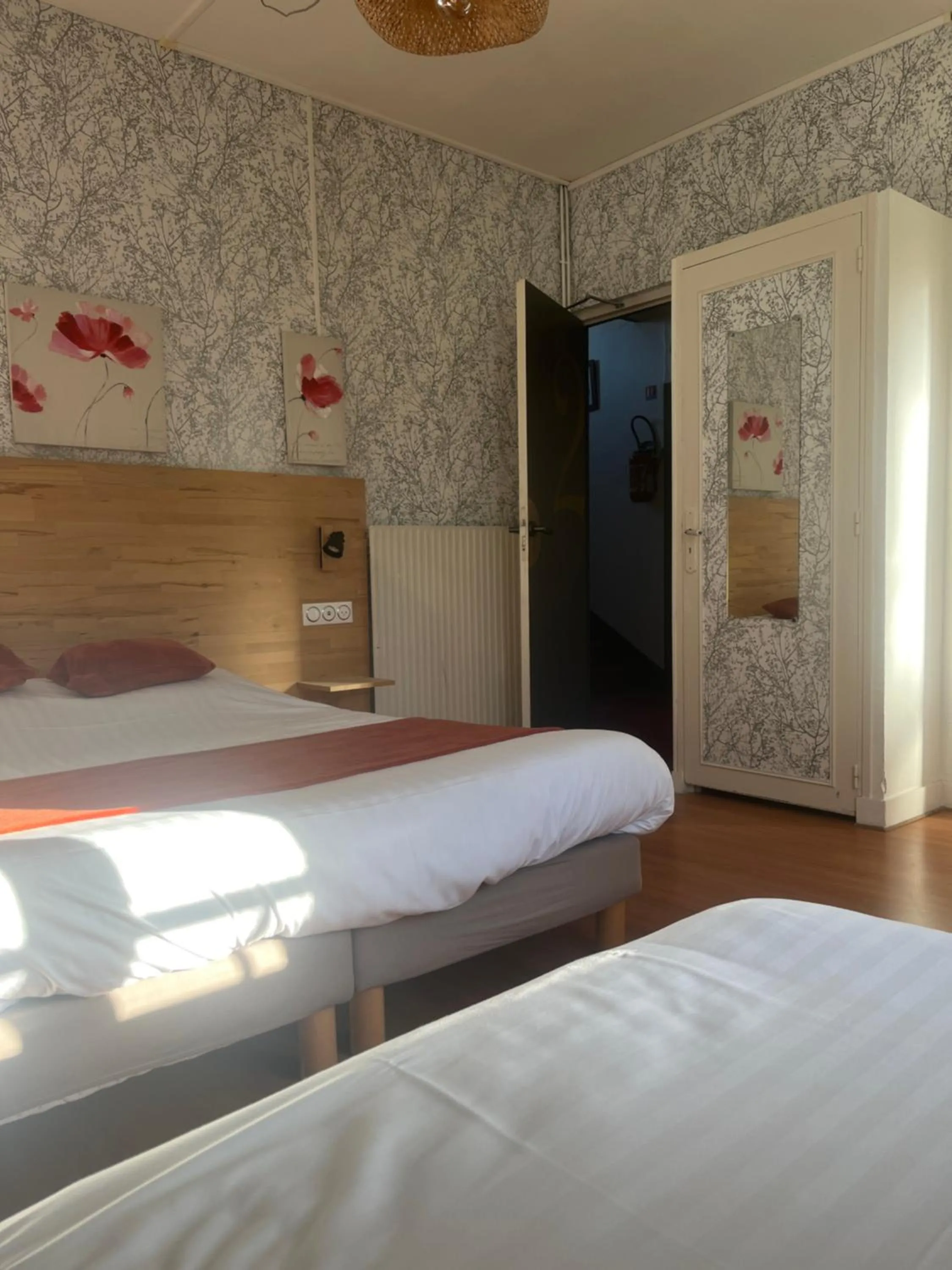 Bedroom, Bed in Le petit Montmartre