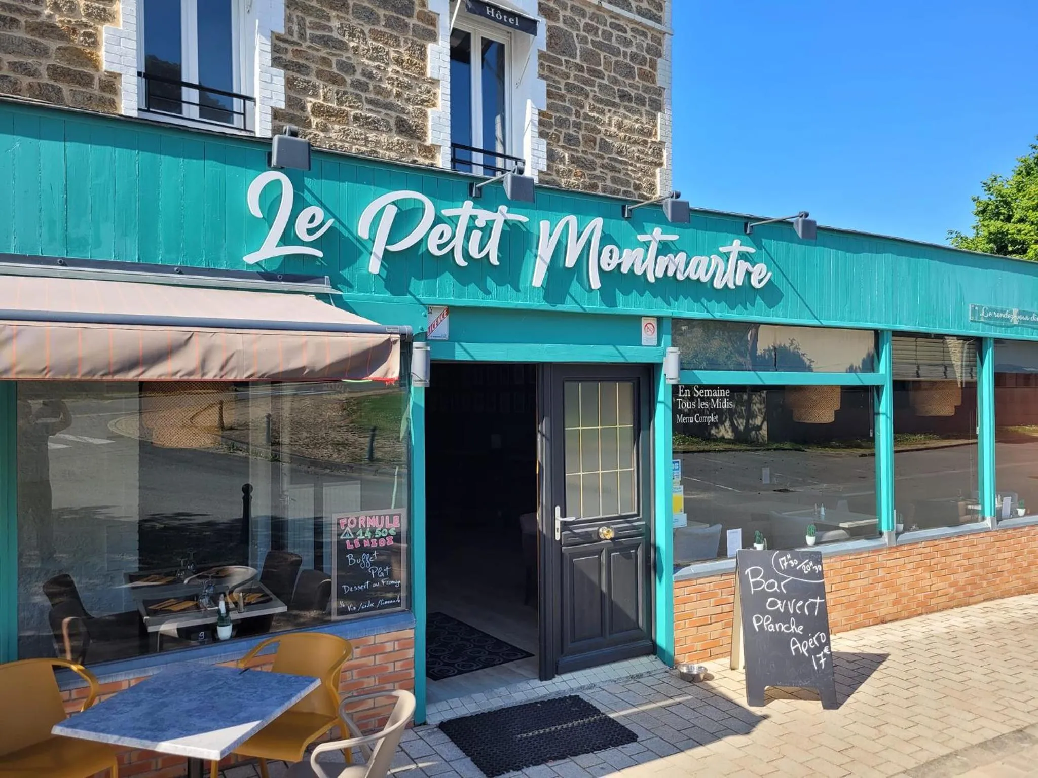 Property building in Le petit Montmartre