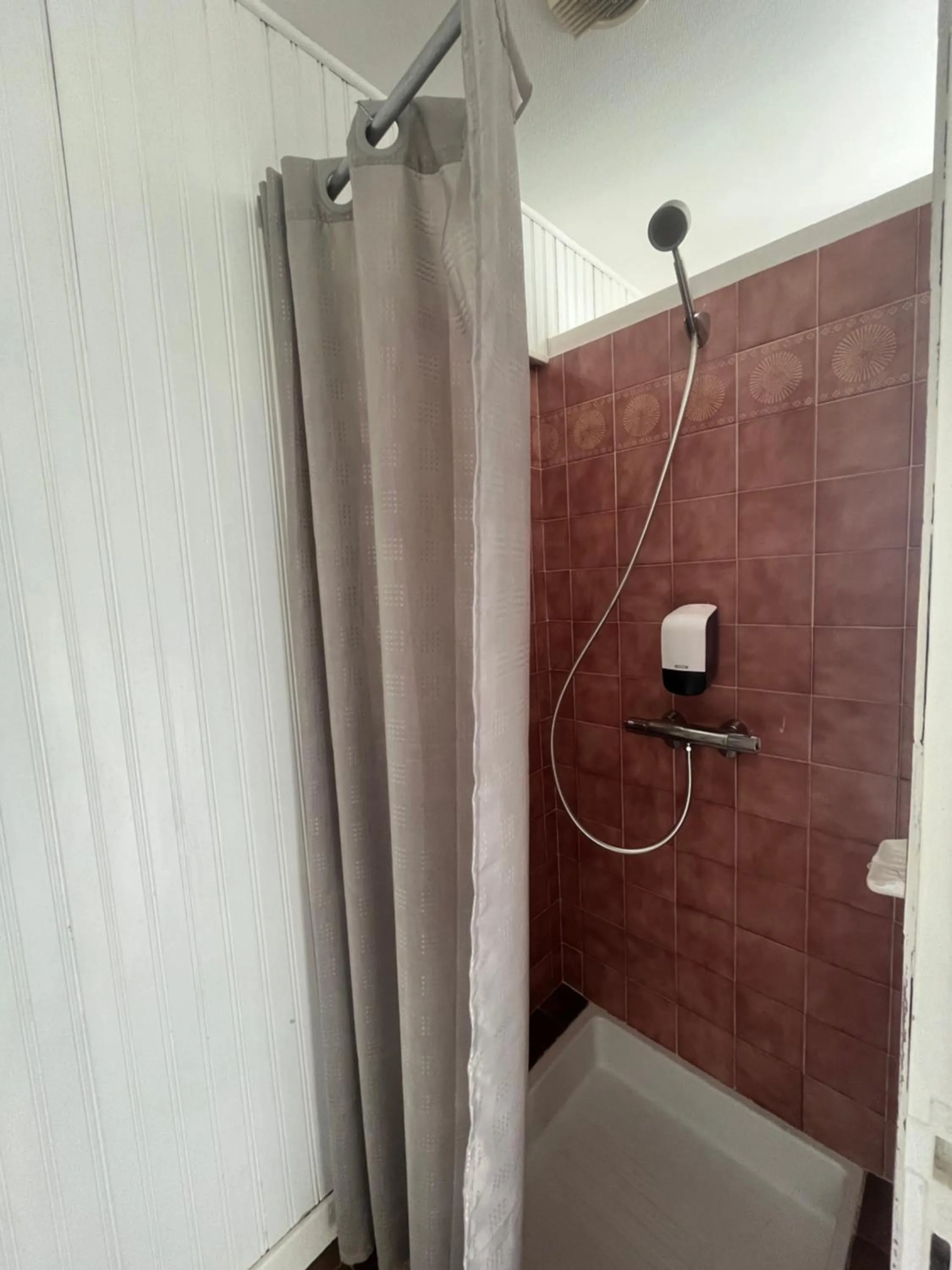Shower in Le petit Montmartre