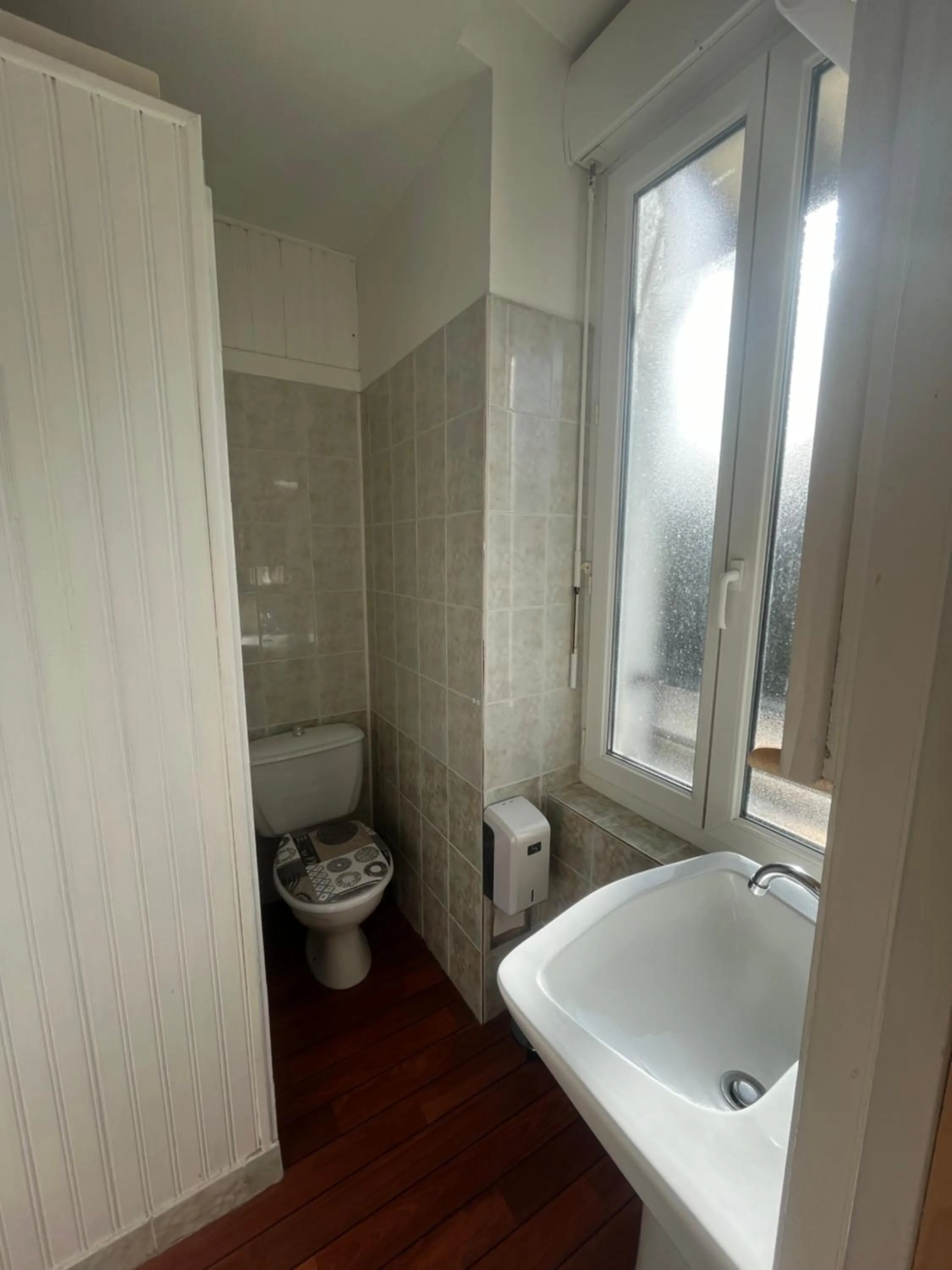 Toilet in Le petit Montmartre