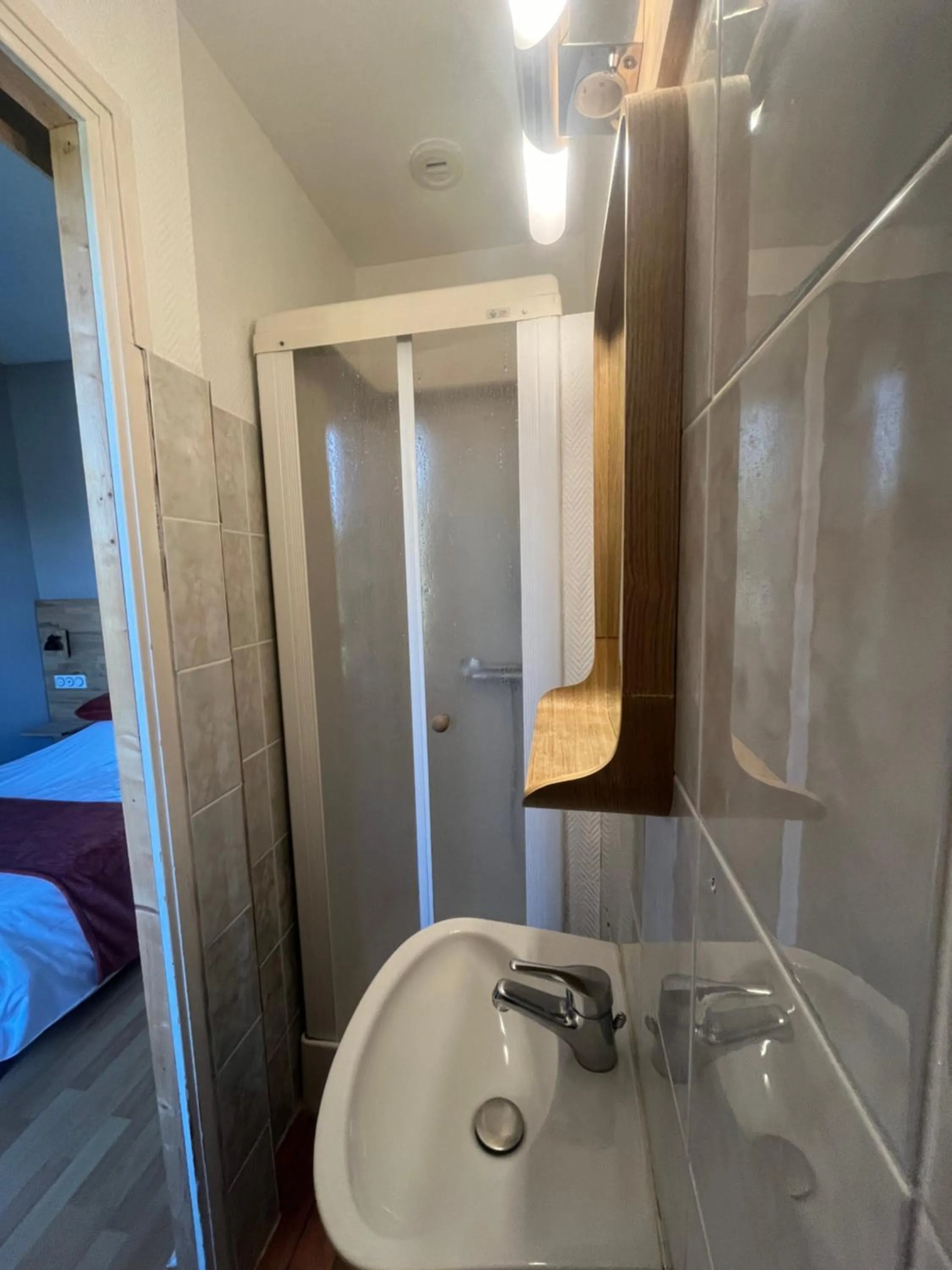 Shower in Le petit Montmartre