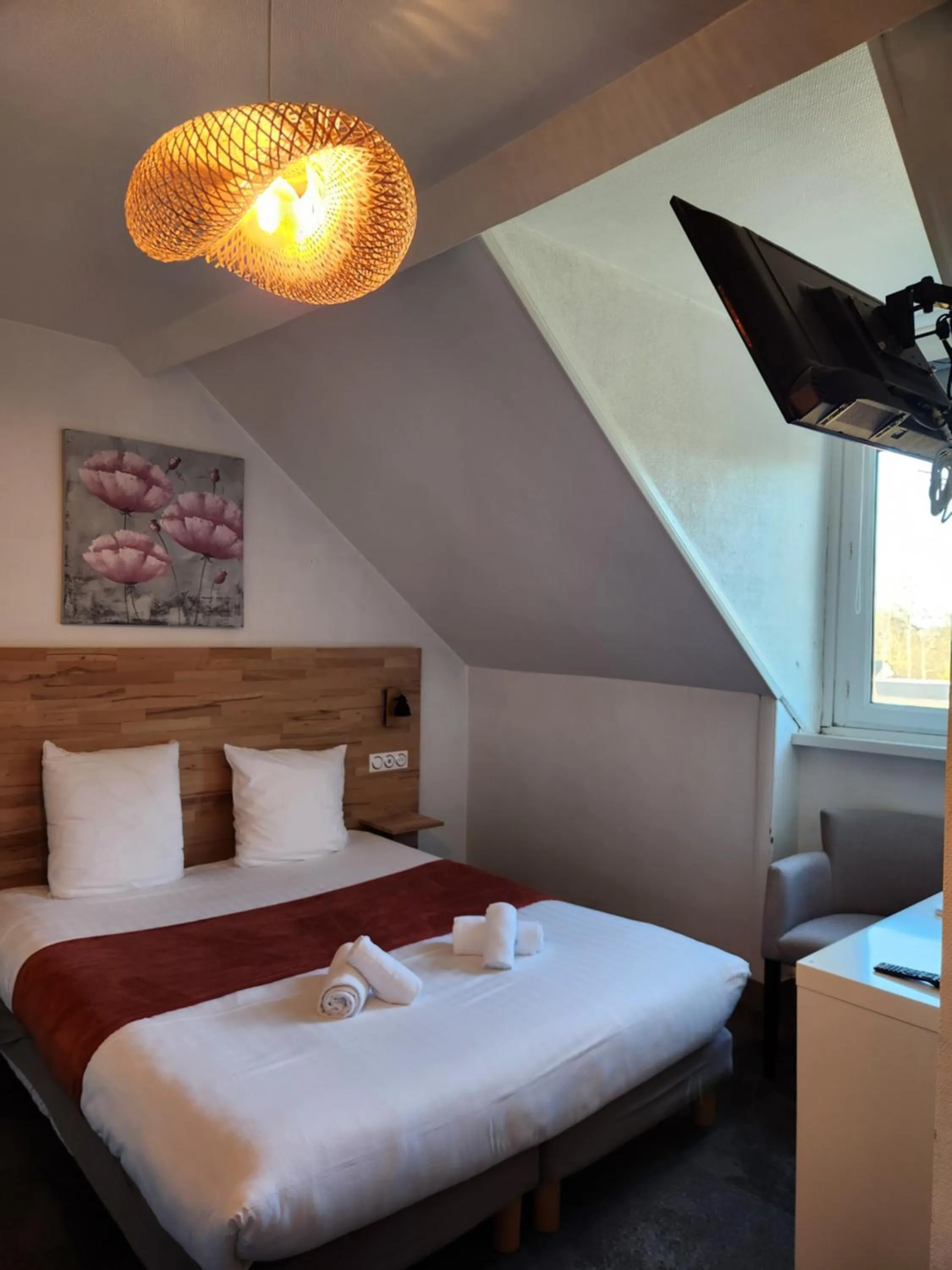 Bedroom, Bed in Le petit Montmartre