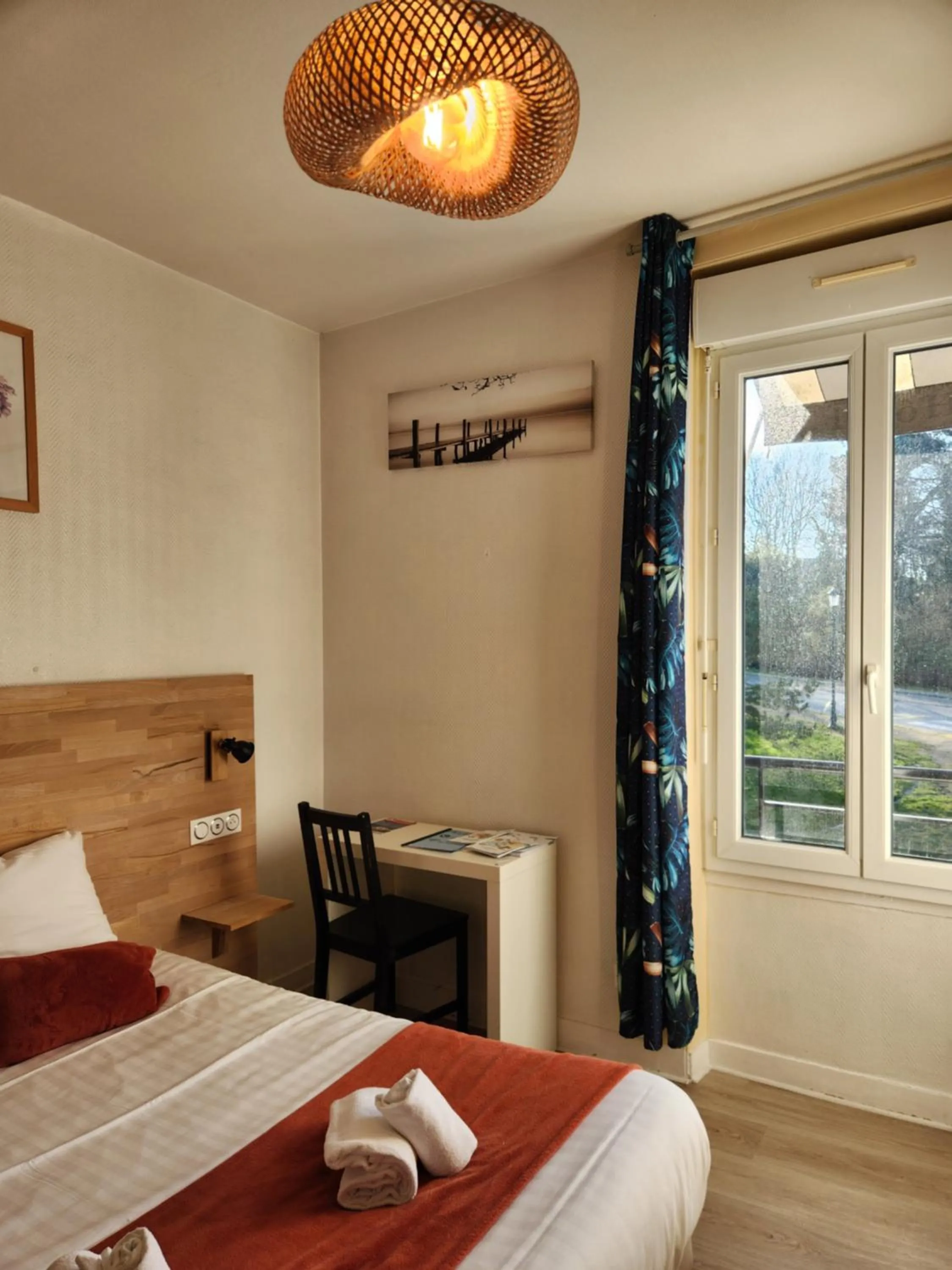 Bedroom, Bed in Le petit Montmartre