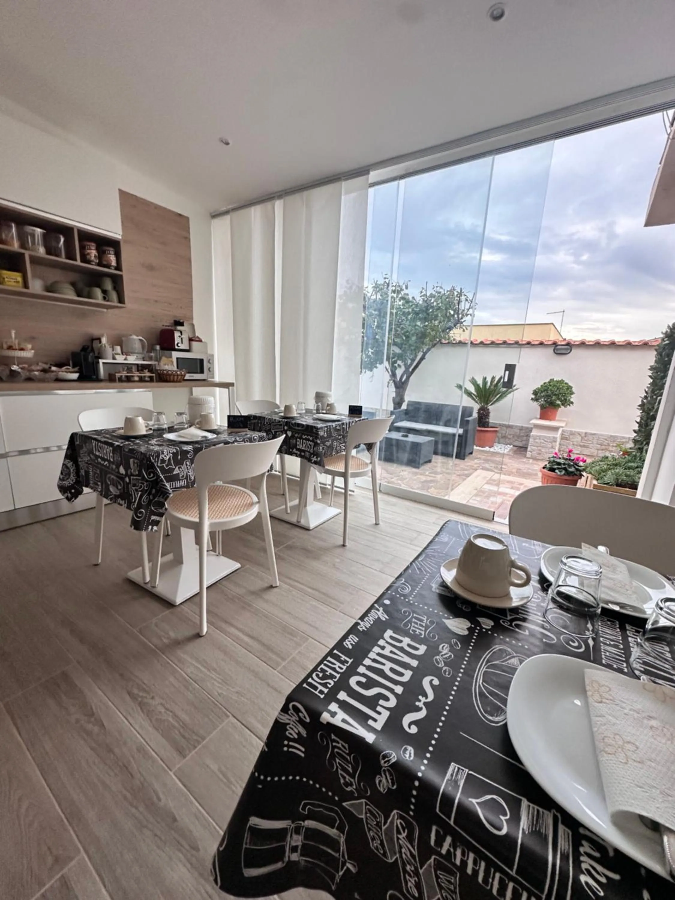 Coffee/tea facilities in Sabrina Airport