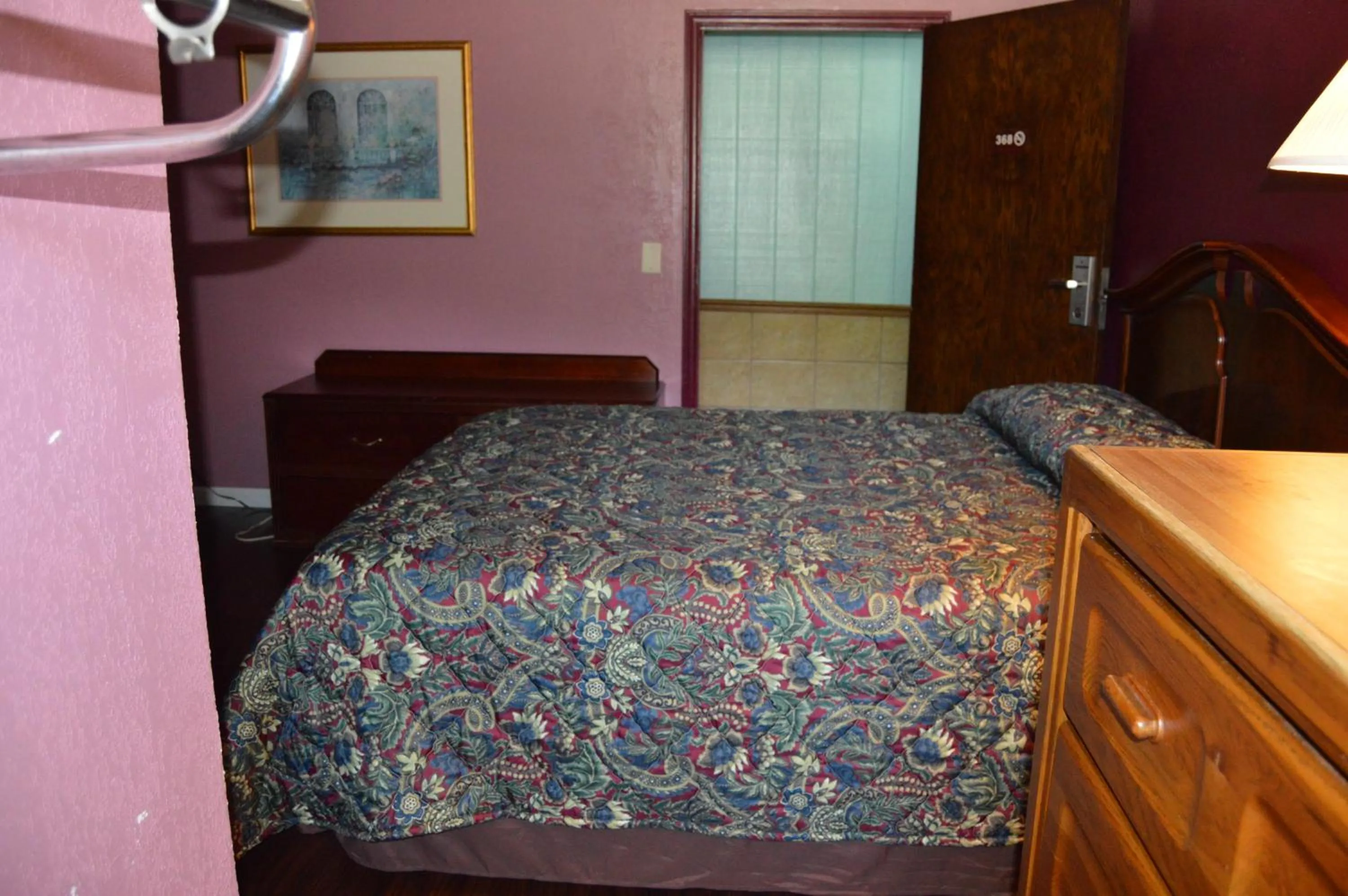 Bedroom in Budget Inn Richlands Claypool Hill