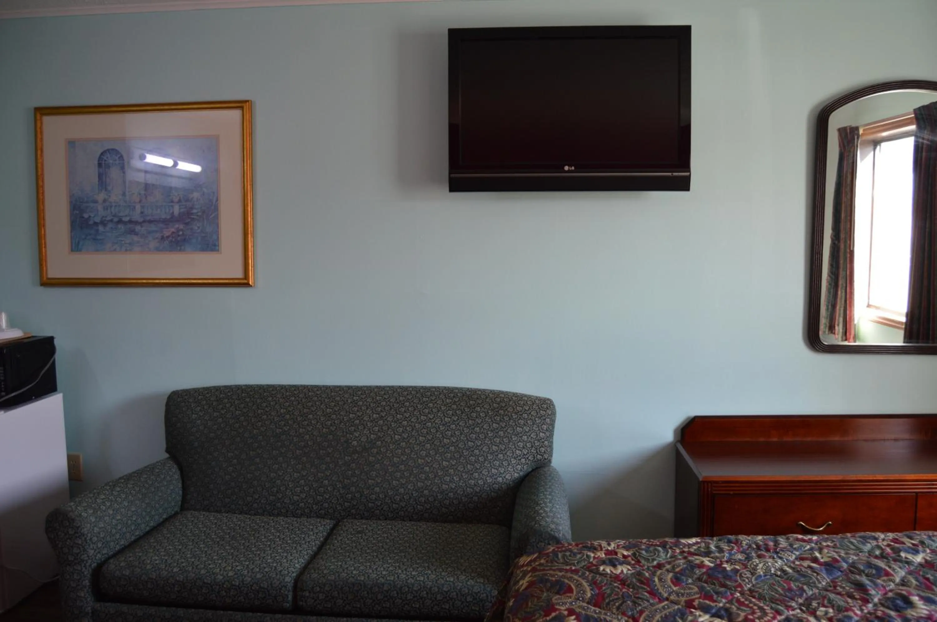 TV and multimedia in Budget Inn Richlands Claypool Hill