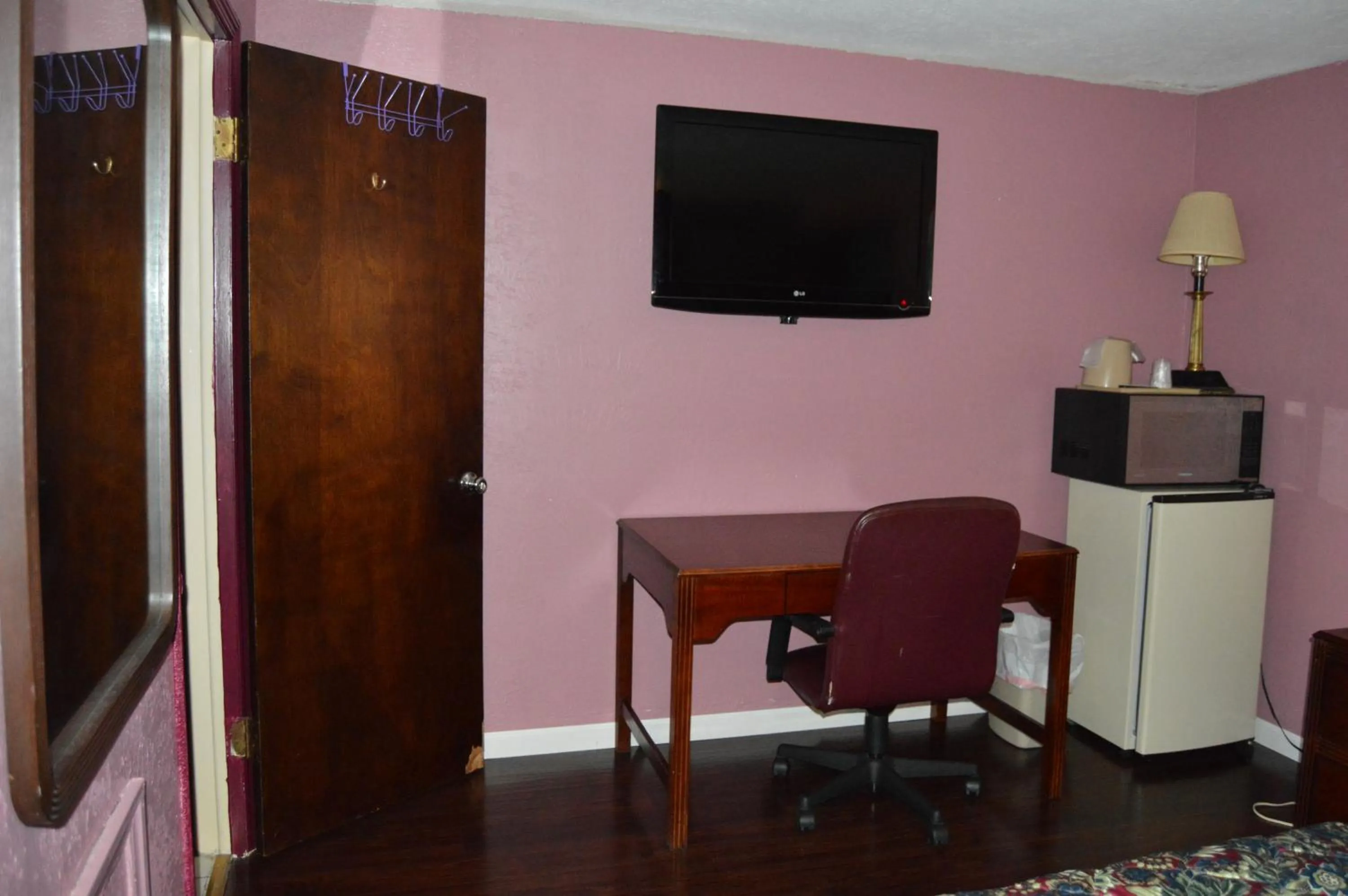 TV and multimedia in Budget Inn Richlands Claypool Hill