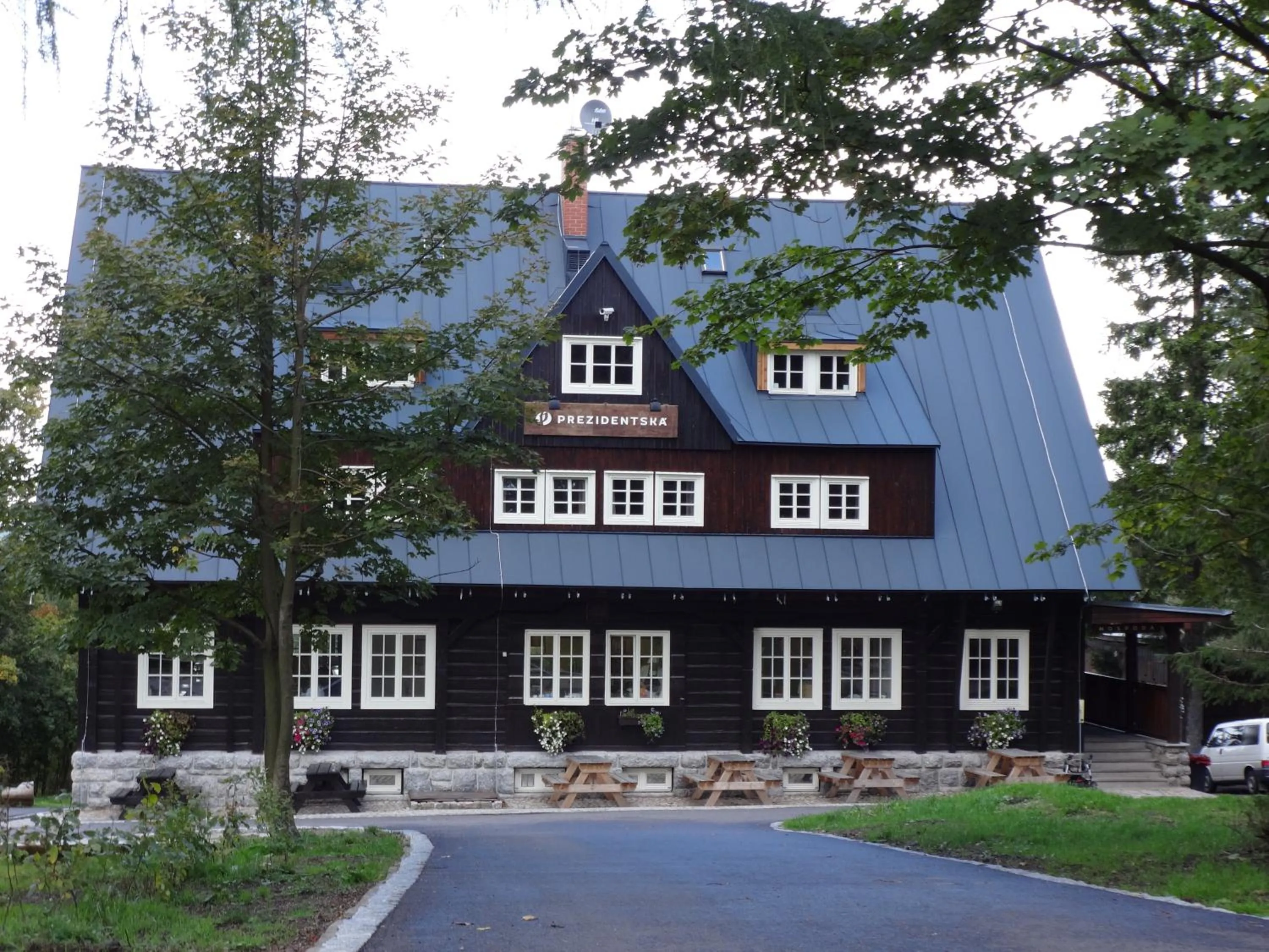 Property building in Prezidentská