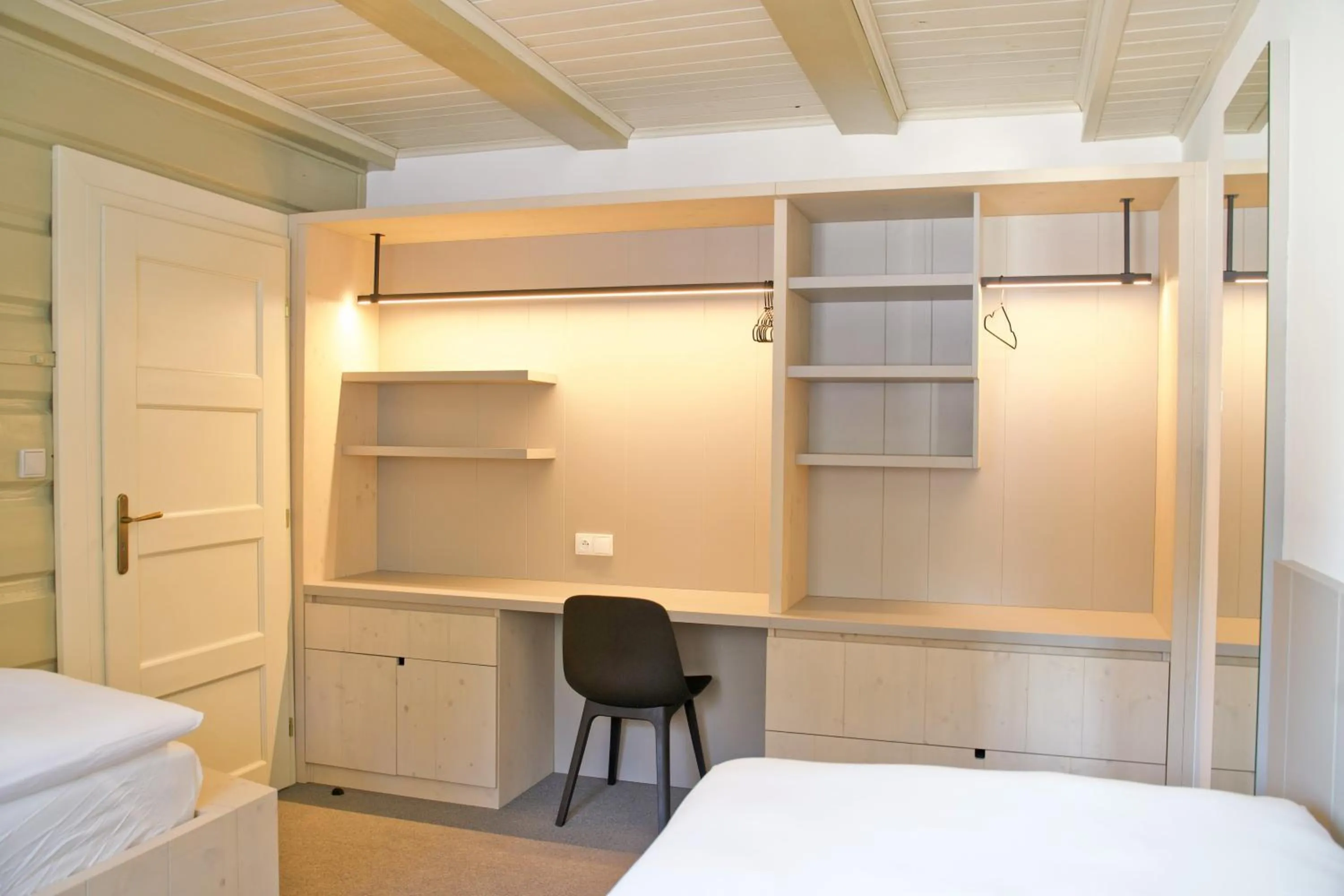 wardrobe, Bed in Prezidentská