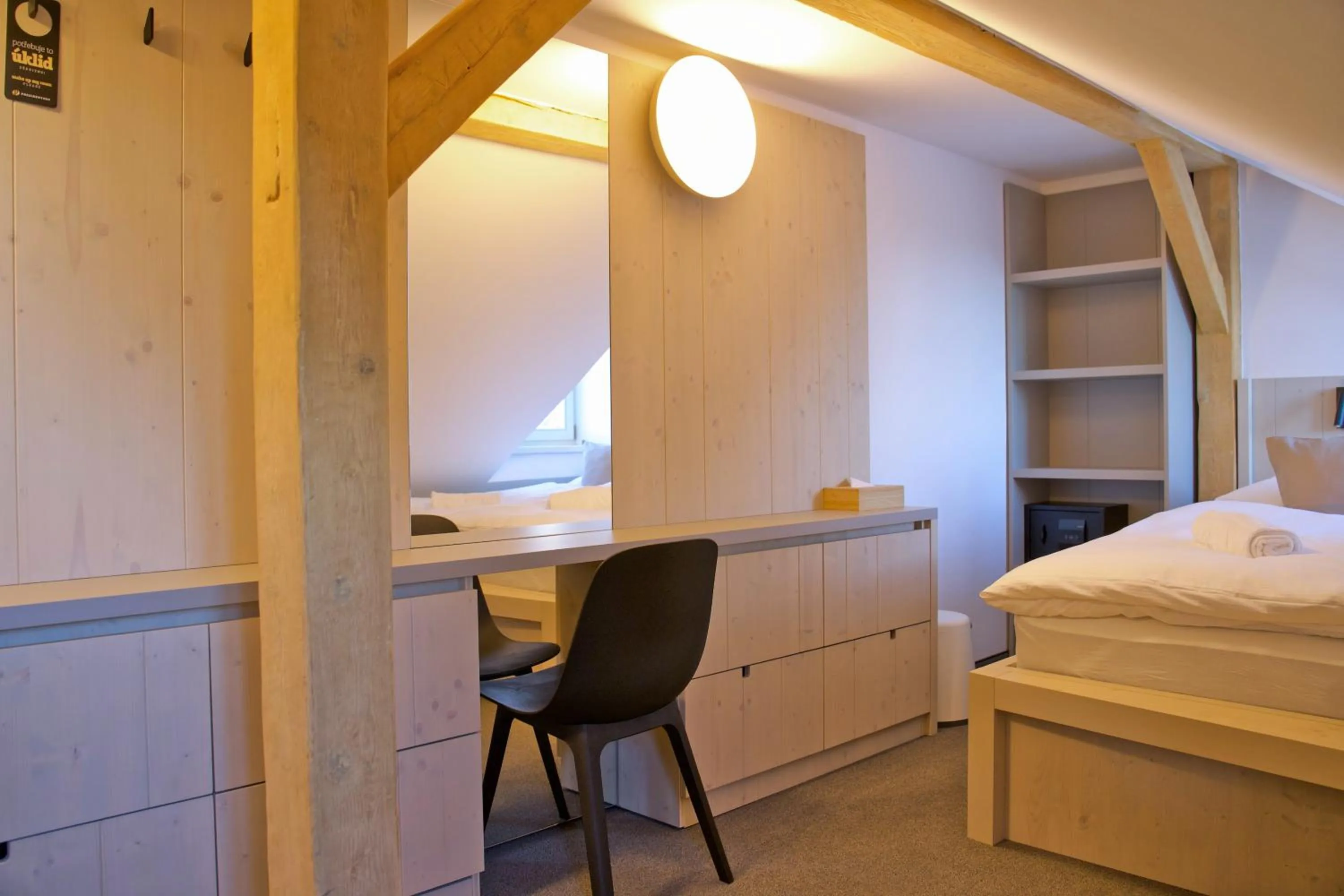 wardrobe, Bed in Prezidentská