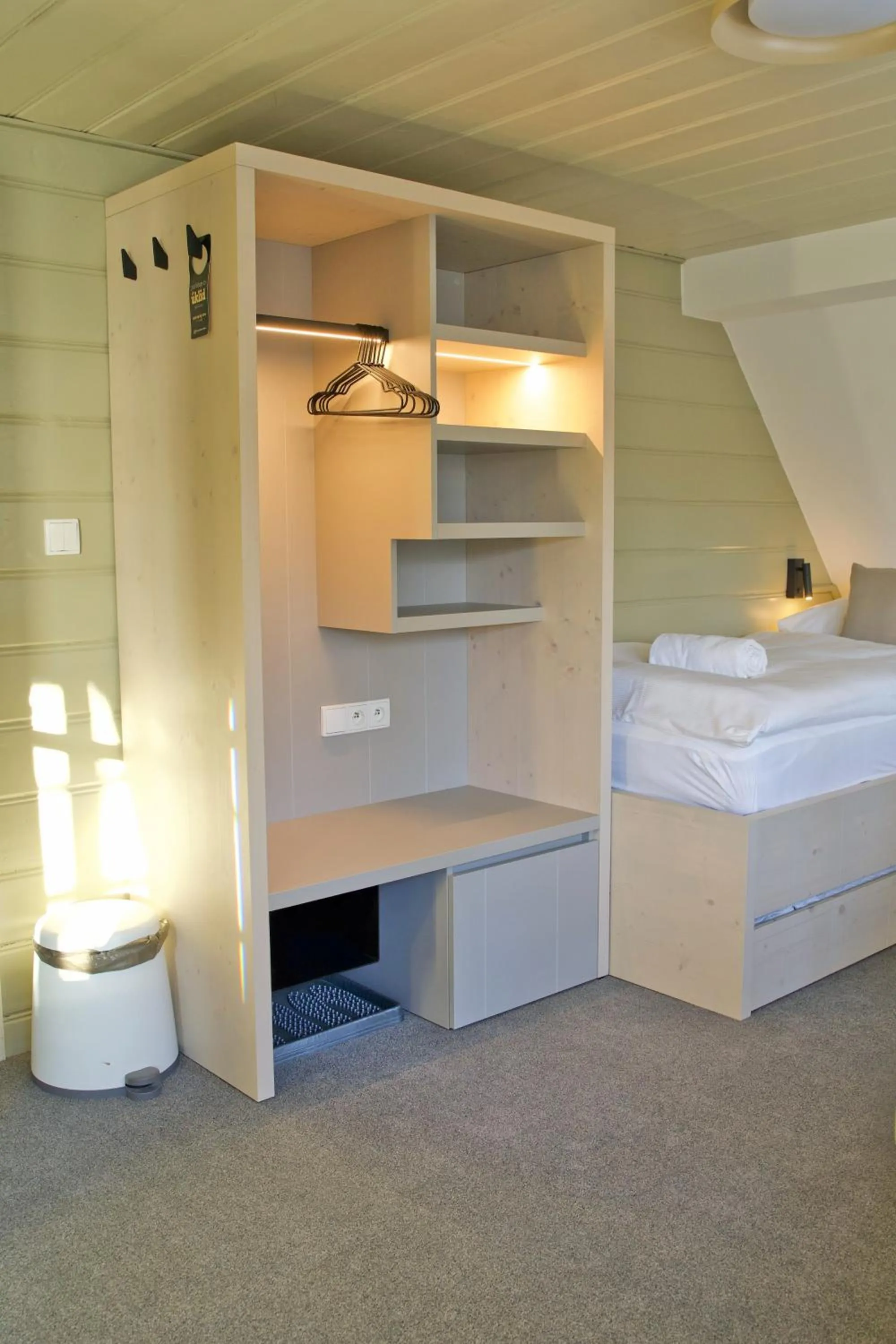 wardrobe, Bed in Prezidentská