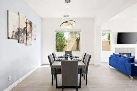 Luxurious Getaway Near Coachella Stagecoach Pool Putting Green Parking Firepit Sleeps 11