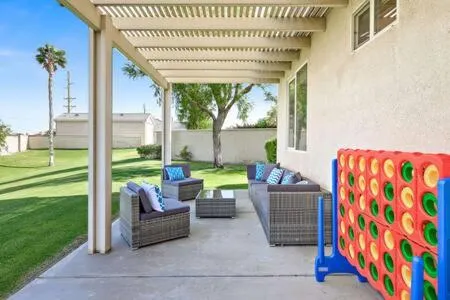 Luxurious Getaway Near Coachella Stagecoach Pool Putting Green Parking Firepit Sleeps 11