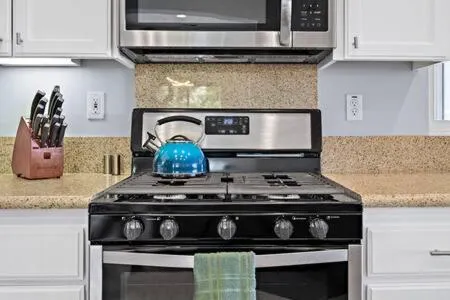 Luxurious Getaway Near Coachella Stagecoach Pool Putting Green Parking Firepit Sleeps 11