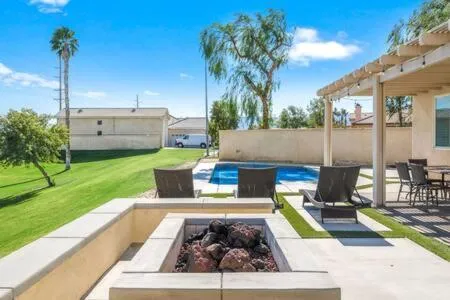 Luxurious Getaway Near Coachella Stagecoach Pool Putting Green Parking Firepit Sleeps 11
