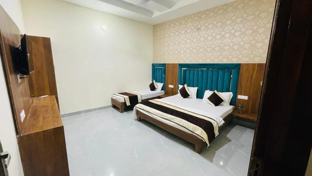 HOTEL AV GRAND