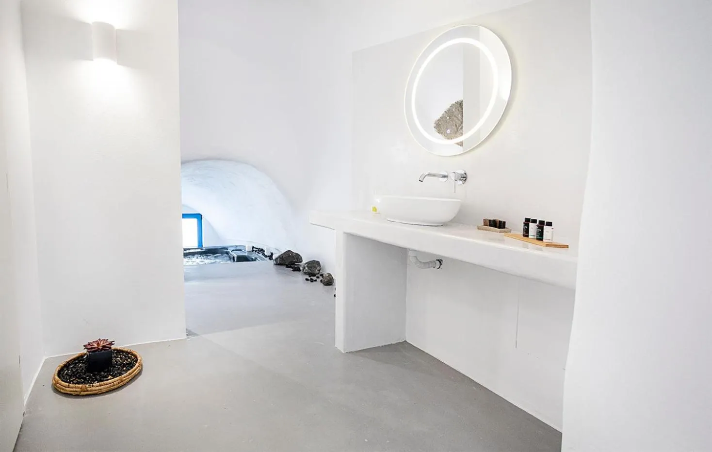 Hot Tub in Rafael' s Mediteranian Cave Suites