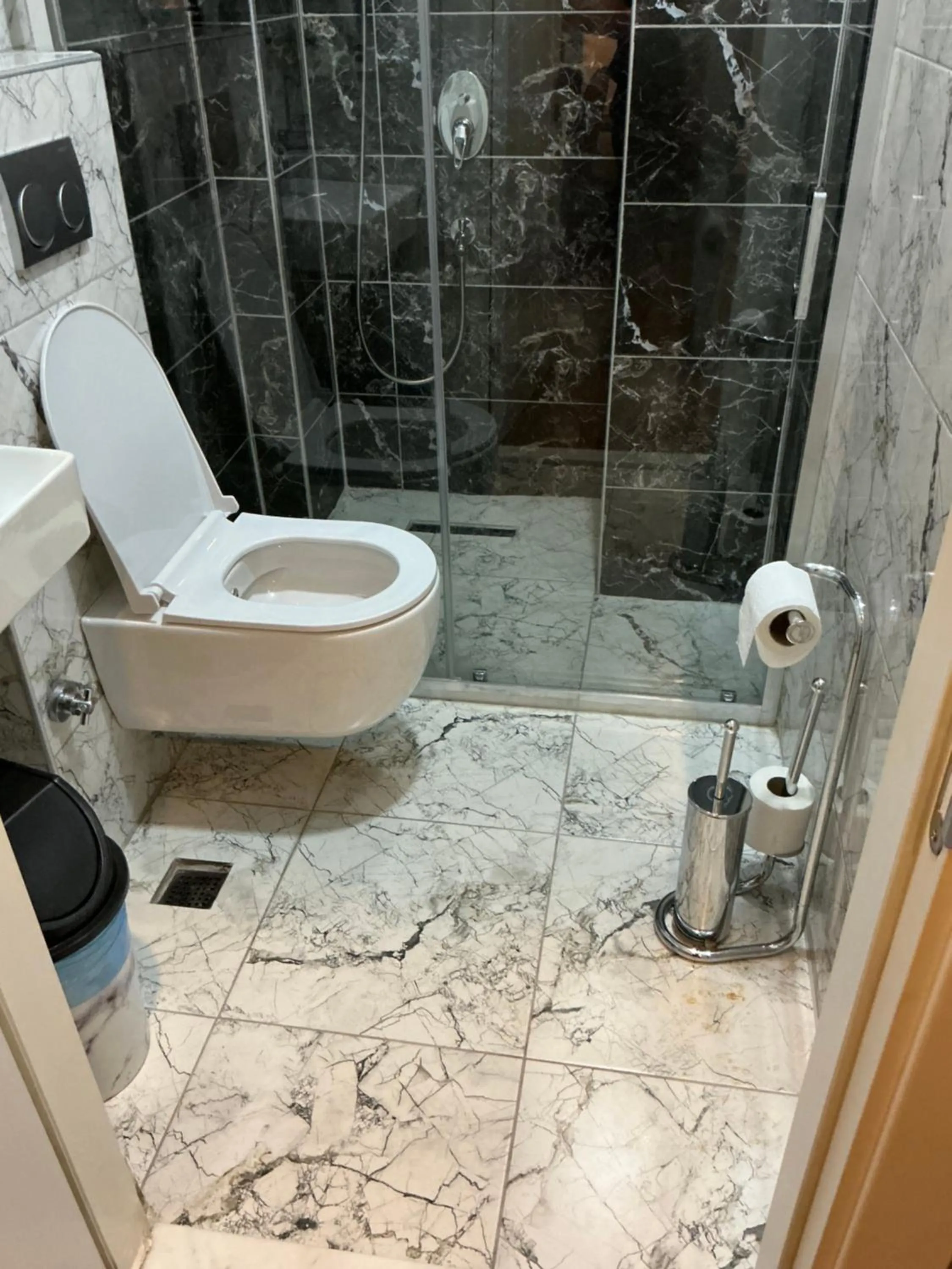 Shower in TAKSİM GOKOTTA SUiTE