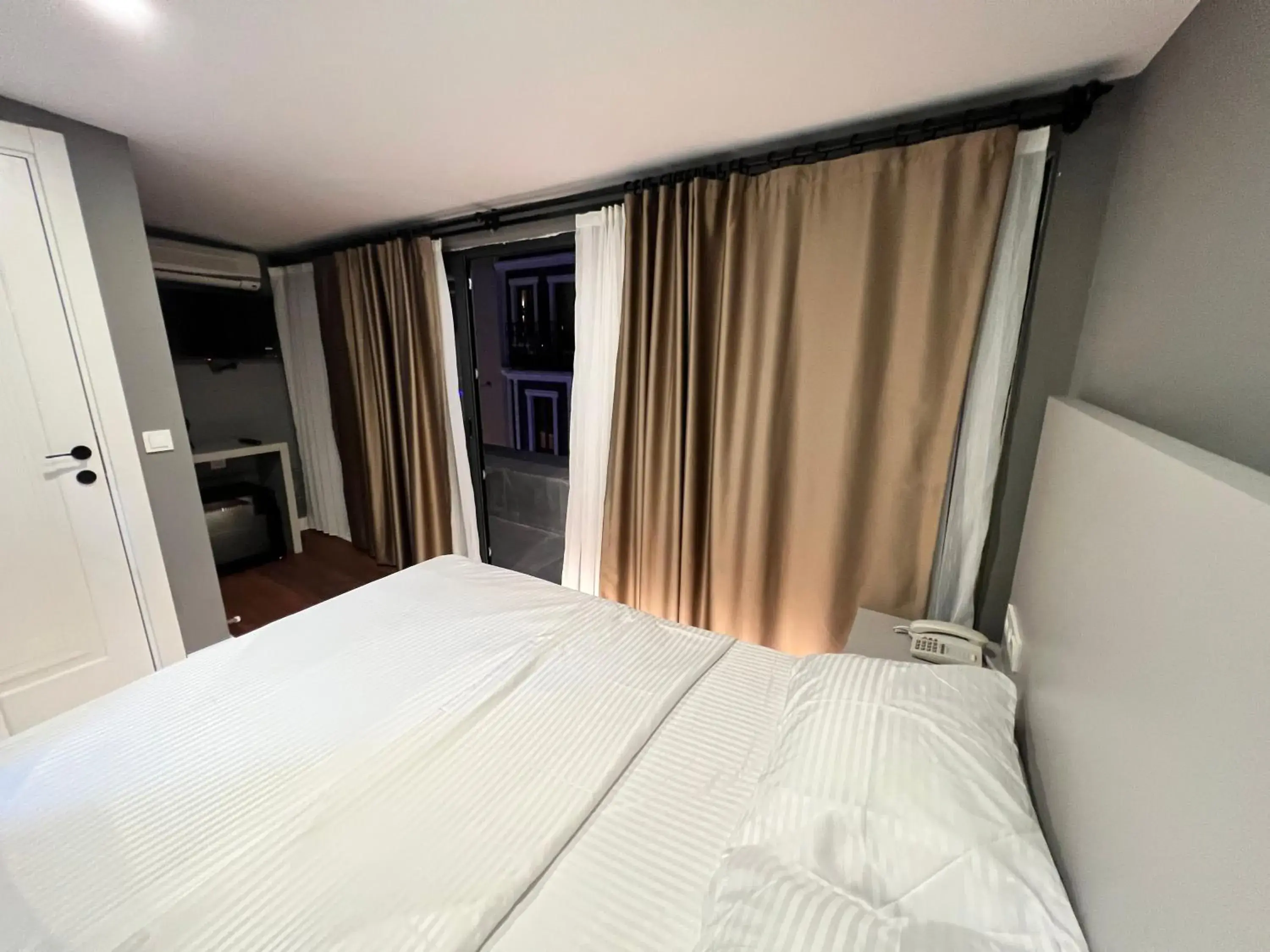 Photo of the whole room, Bed in TAKSİM GOKOTTA SUiTE Photo of the whole room, Bed in TAKSİM GOKOTTA SUiTE