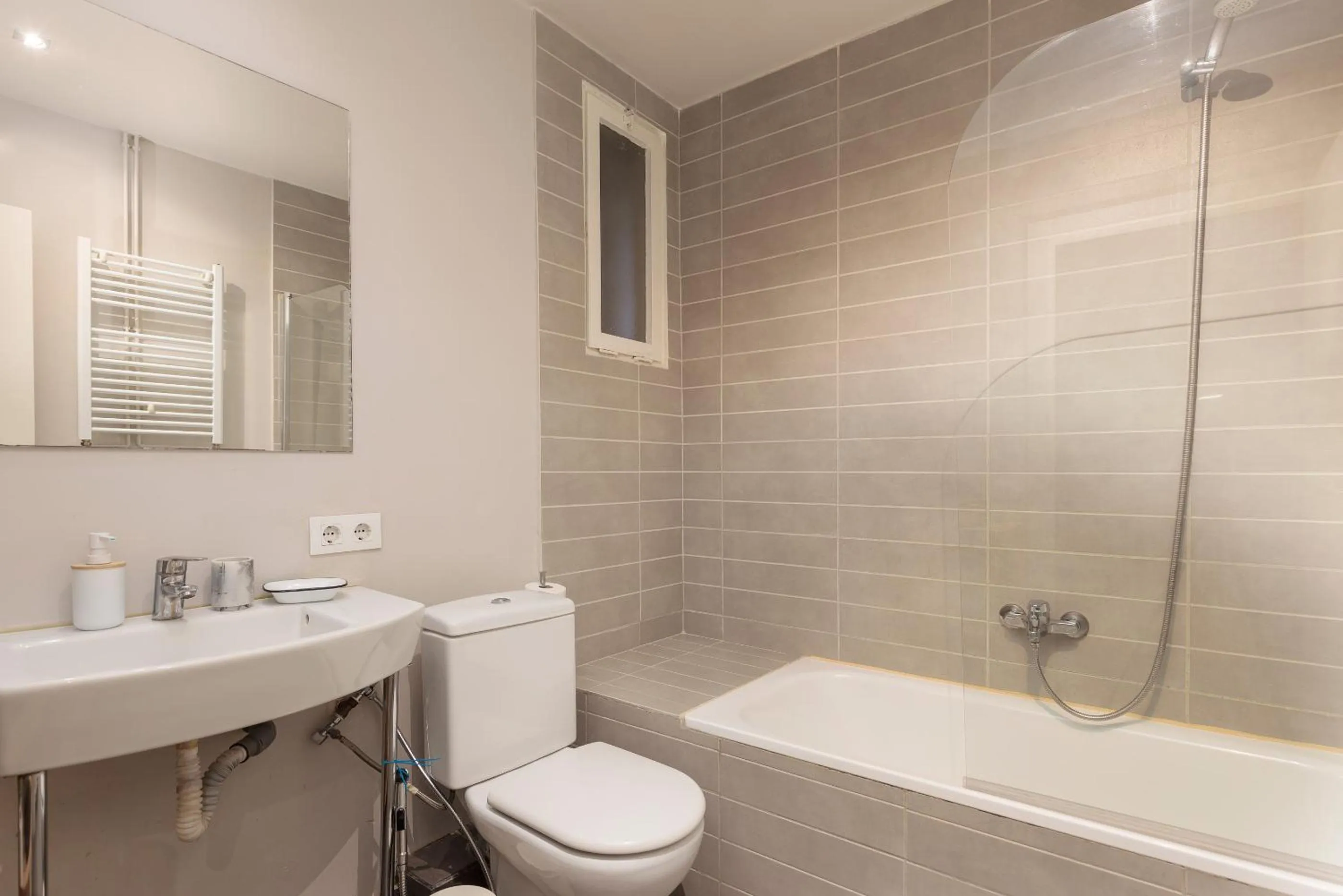 LetsGo Diagonal Avenue Apartment