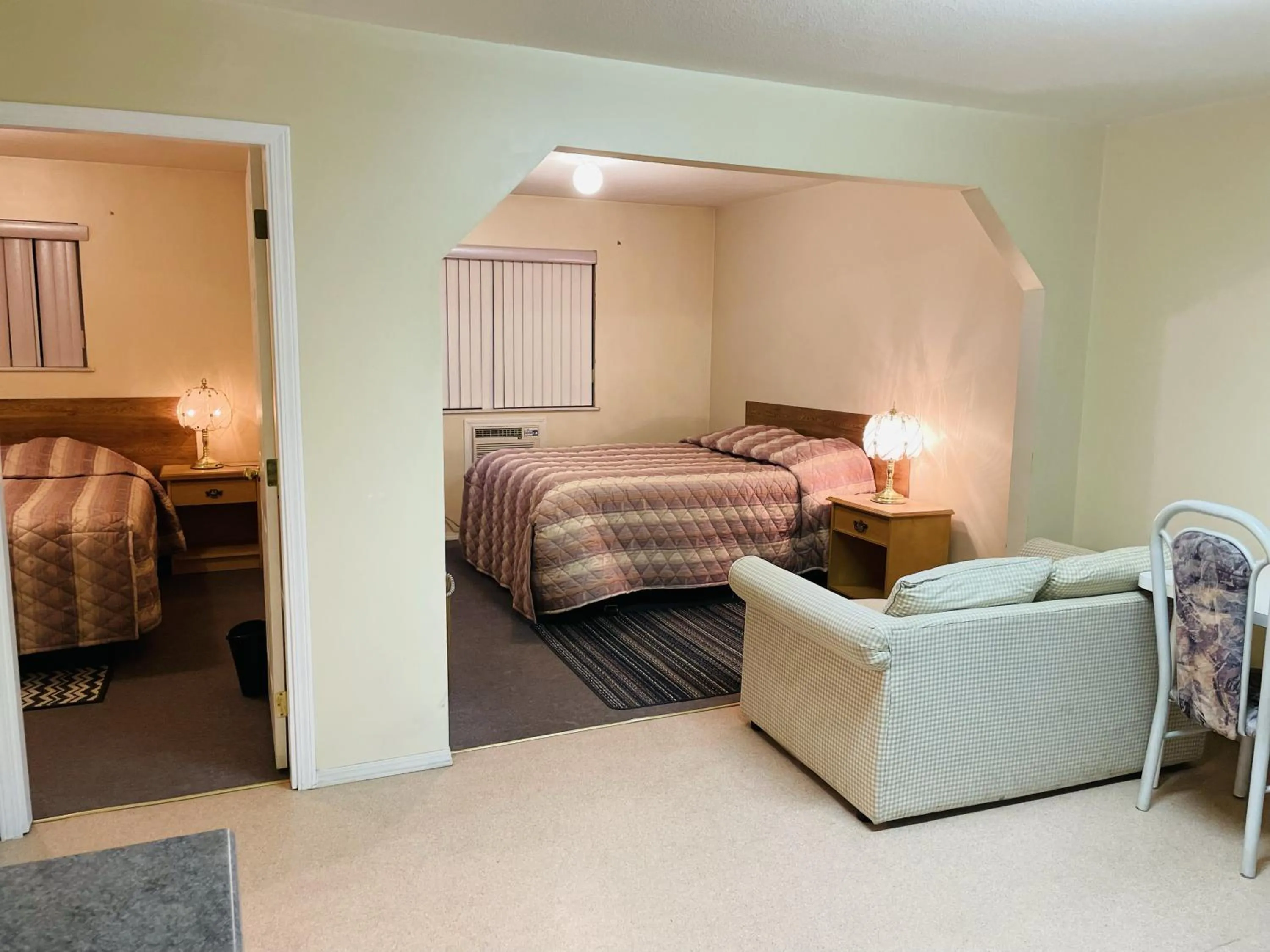Family Room with Bathroom - single occupancy in Fraser Bridge Inn