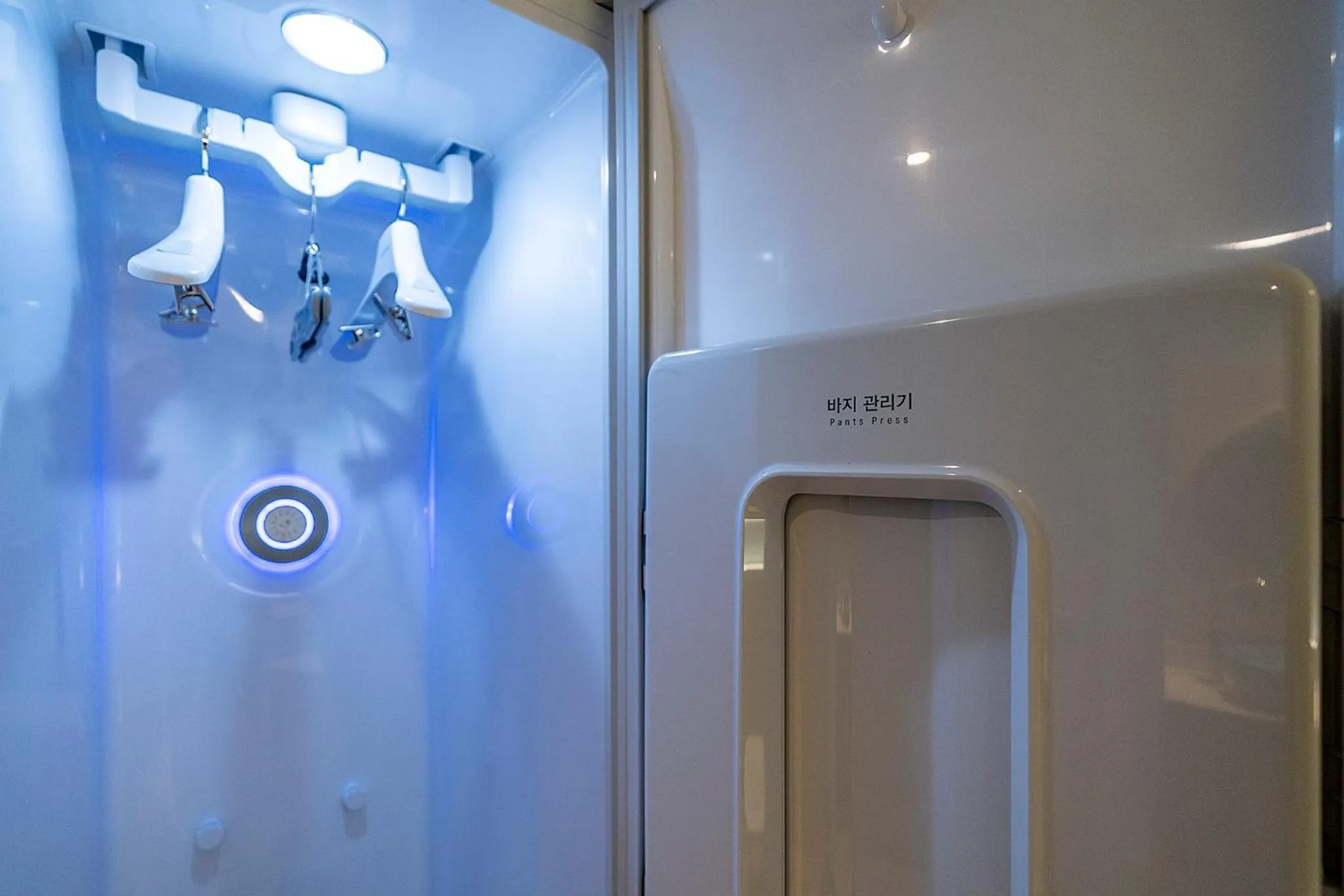 wardrobe in Wonju Hotel Ippda