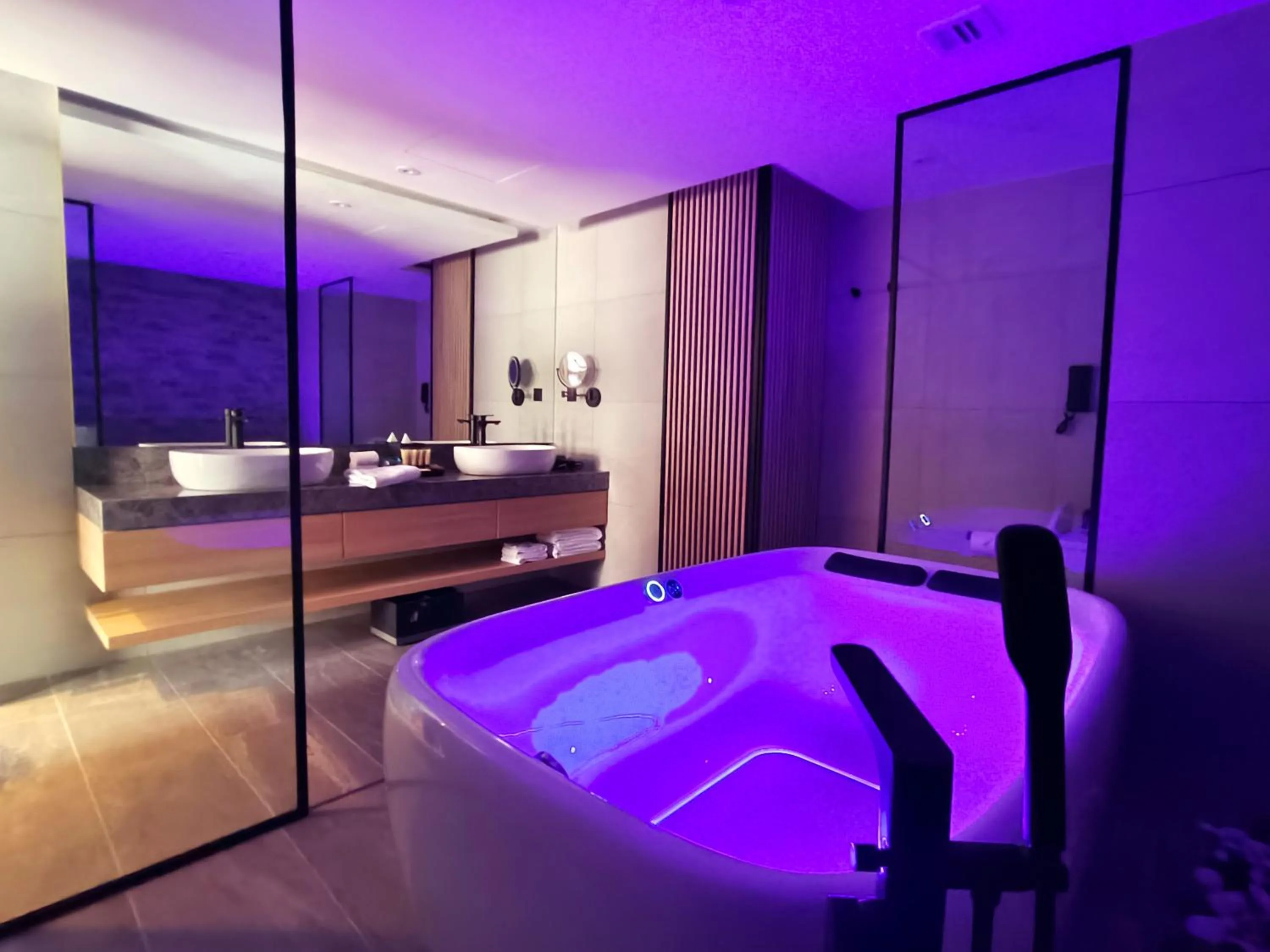 Bath, Bed in Hotel Royal Signature