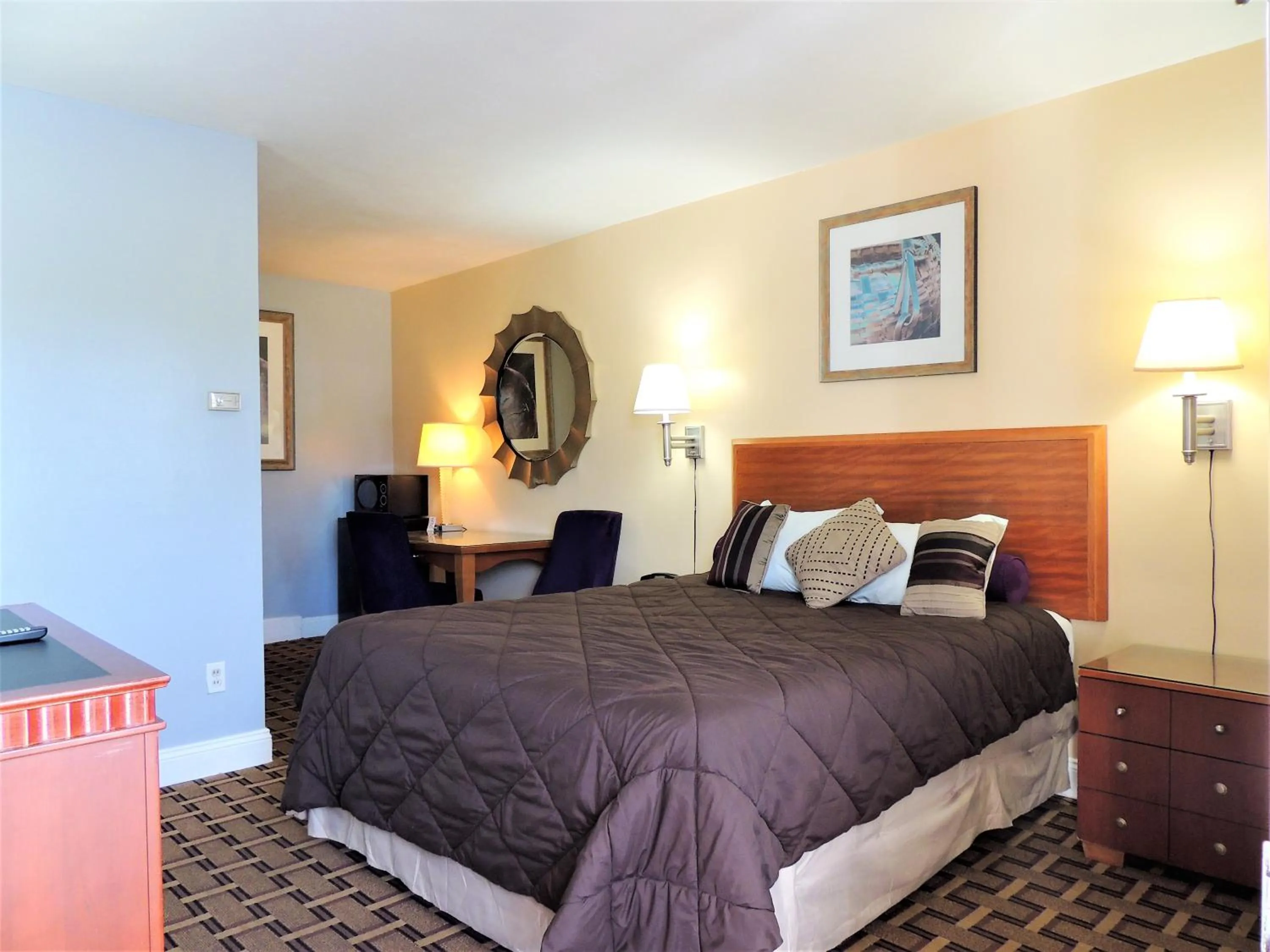 Shower, Bed in Windsor Motel