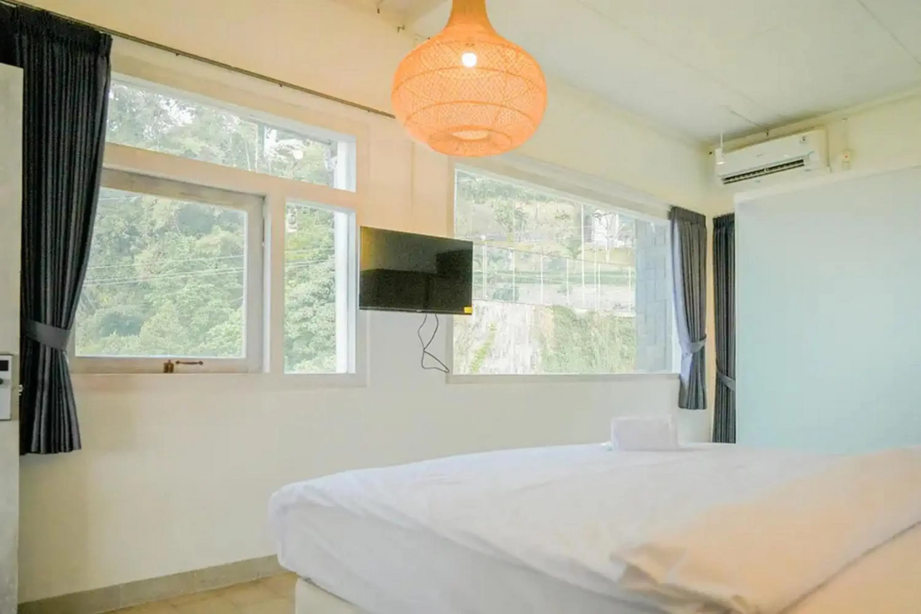 Bedroom, Bed in Urbanview Wisma Nirwana Tretes by RedDoorz Bedroom, Bed in Urbanview Wisma Nirwana Tretes by RedDoorz